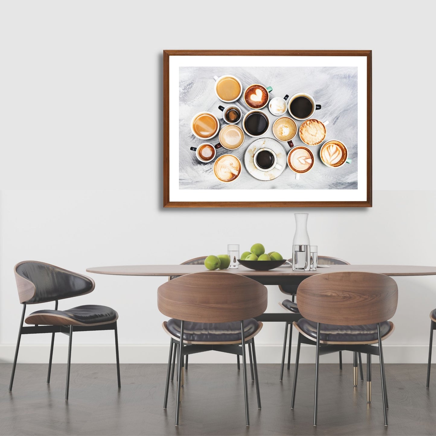 Dekorativ plakat av 15 ulike kopper kaffe som vil passe perfekt på en kjøkkenvegg. Plakaten har en hvit kant som gir bildet mer dybde og fremhever motivet. Illustrasjonen viser plakaten i eikeramme på en vegg over et spisebord.