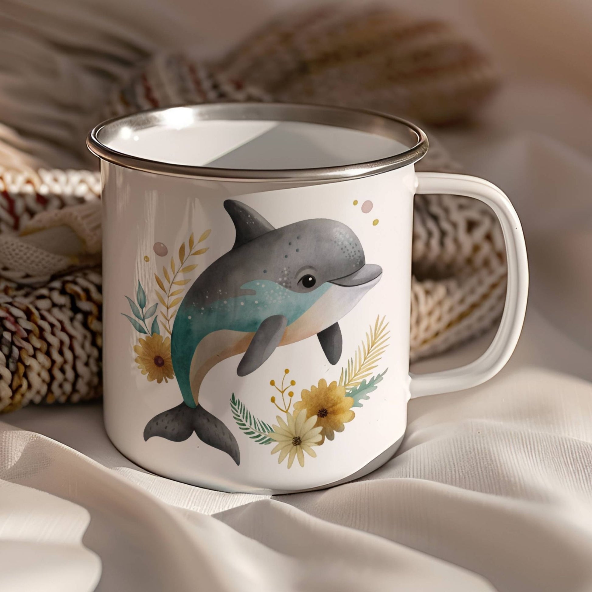 EVENTYRKRUS No1 – Delfin og sjøstjerne. Dette emaljekruset har et herlig sommerlig motiv med en smilende delfin på den ene siden og en vakker sjøstjerne på den andre. Perfekt for små eventyrere som elsker havets magi!