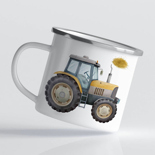 EVENTYRKRUS No10 – Gårdsjente og traktor. På dette emaljekruset møter vi en sjarmerende liten gårdsjente med fletter og hagespade, klar for en dag i grønnsaksbedet – og på motsatt side: en kraftig traktor i full sving med å spre halm. Et motiv som fanger gleden ved gårdsliv og natur – perfekt for små som elsker dyr, jord og traktorer.