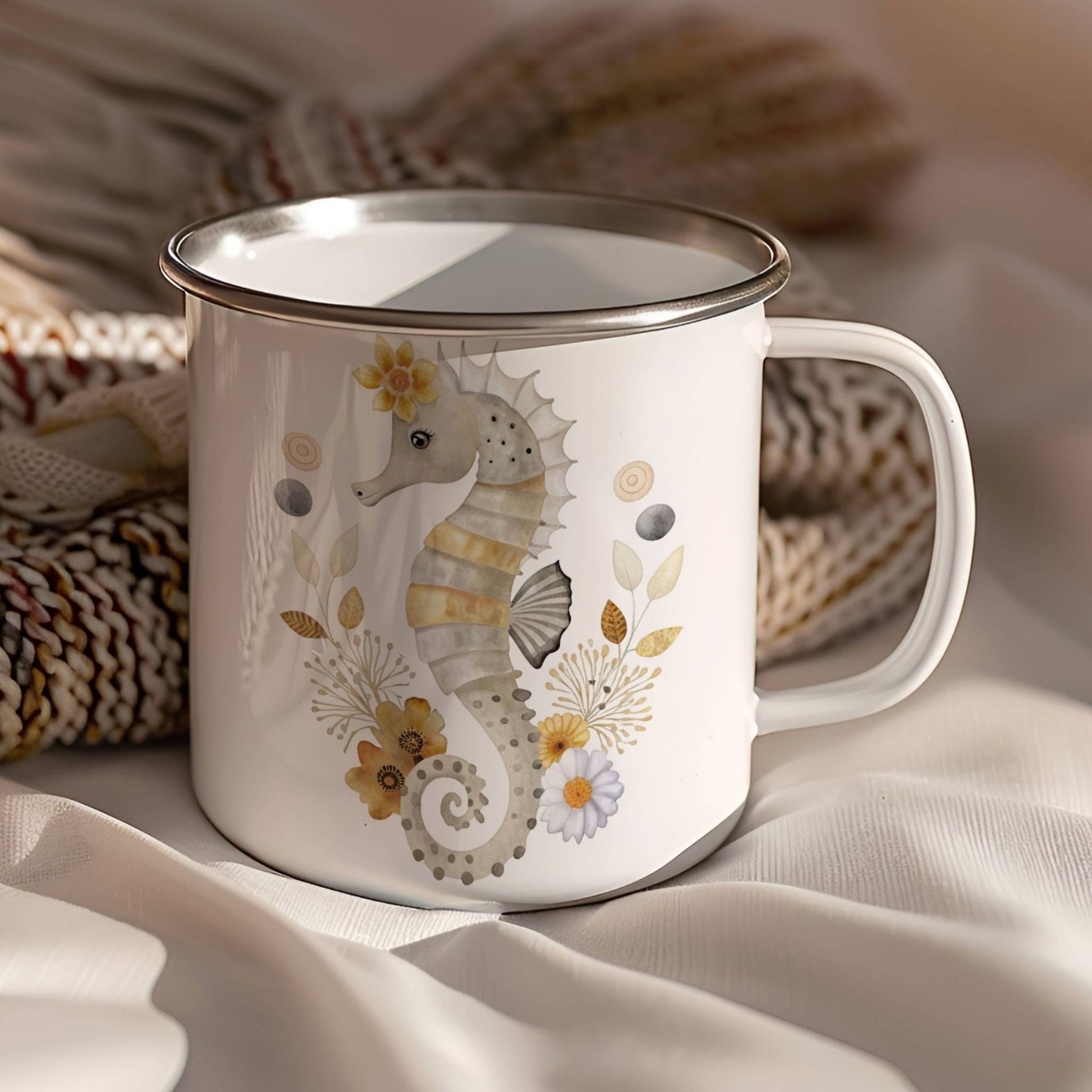 EVENTYRKRUS No22 – havfrue og sjøhest i gylne toner. Et drømmende krus med gyllen havfrue på den ene siden og en elegant sjøhest omgitt av blomster og bobler på den andre. 