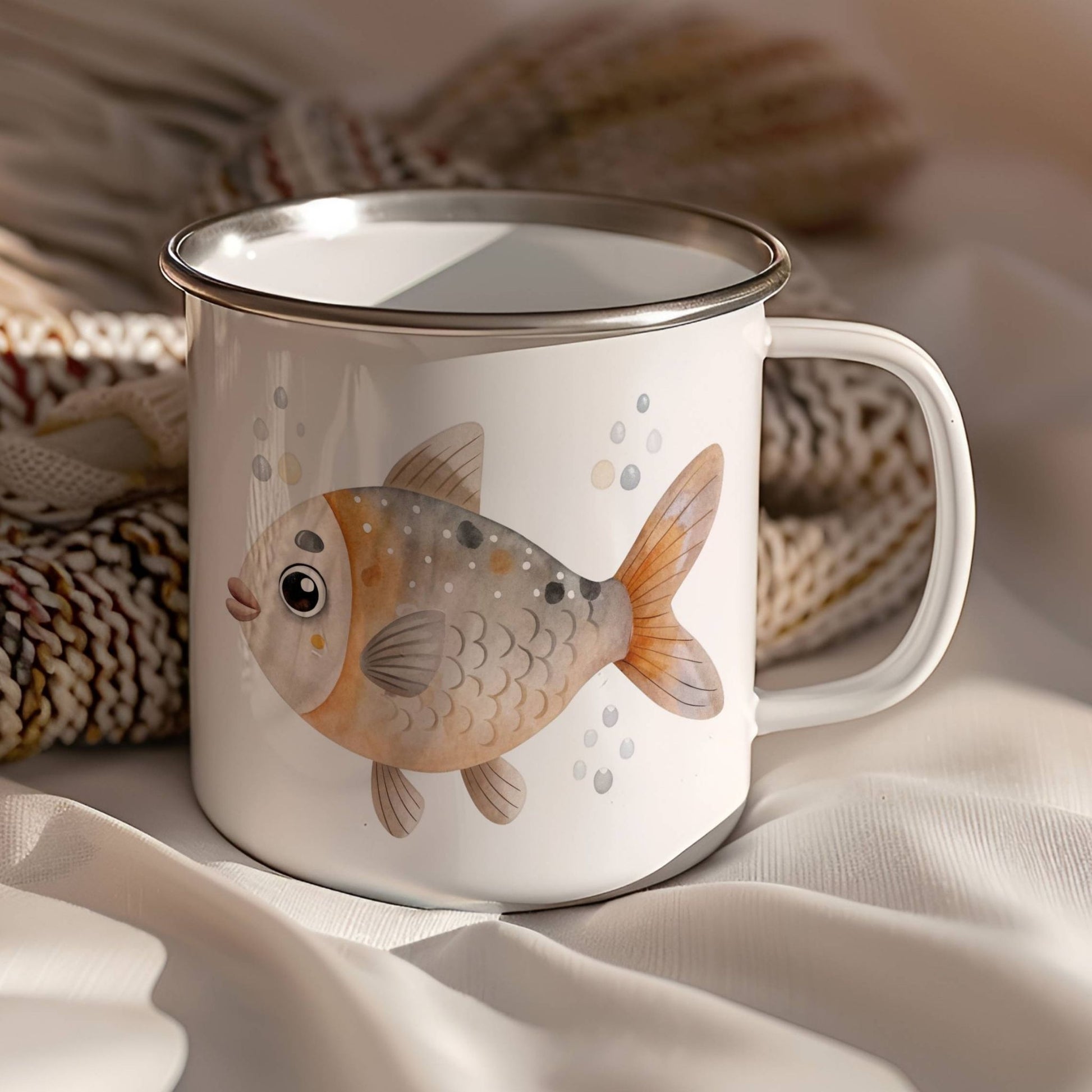 EVENTYRKRUS No23 – gullfisk og blekksprut i havets farger. Dette kruset har en søt gullfisk med bobler på den ene siden og en vennlig blekksprut med elegante fangarmer på den andre.