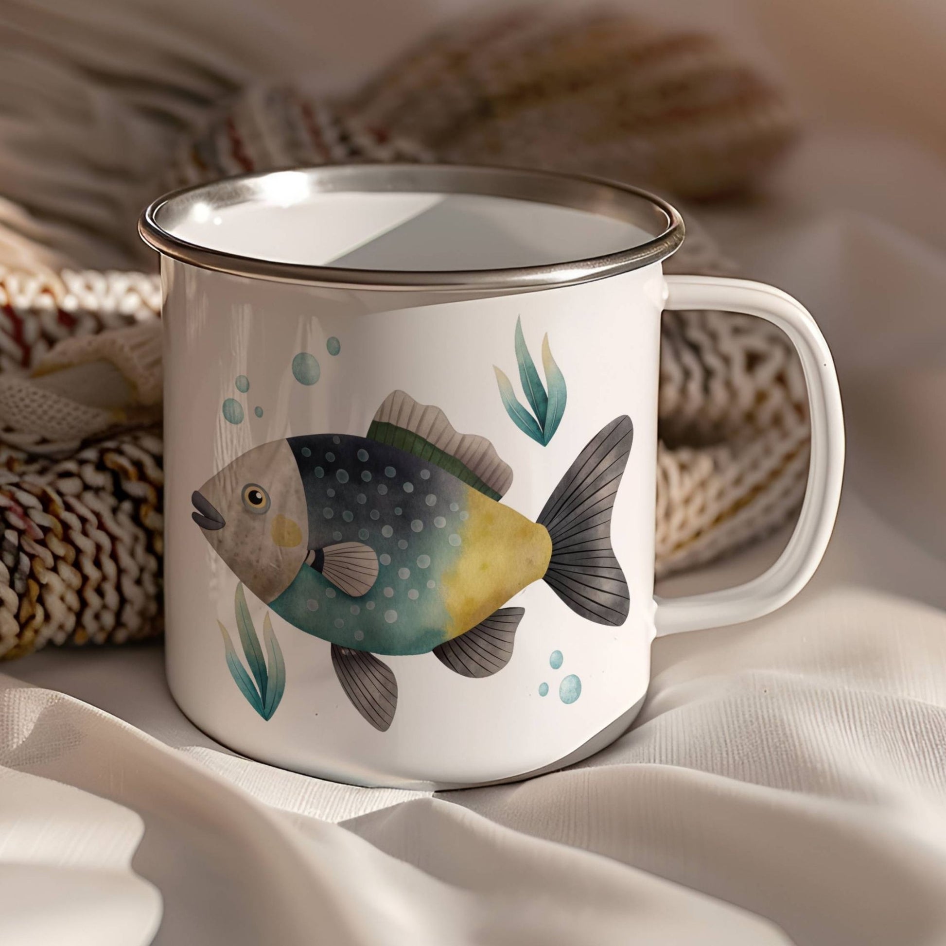 EVENTYRKRUS No6 – Fisk og krabbe
En fargerik fisk møter en tøff liten krabbe – dette emaljekruset kombinerer lekne havfigurer i duse akvarelltoner som gjør drikkestunden ekstra hyggelig.