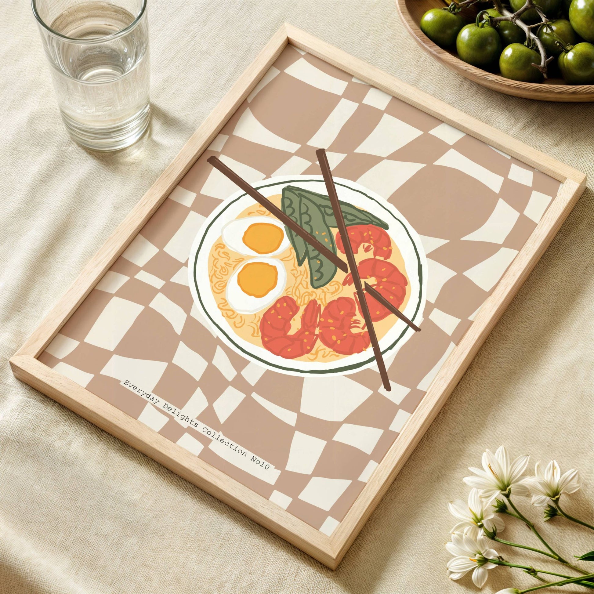 En leken frokostscene med egg, tomat og gaffel – retro og moderne i ett. Illustrasjon visewr plakat i eik ramme.