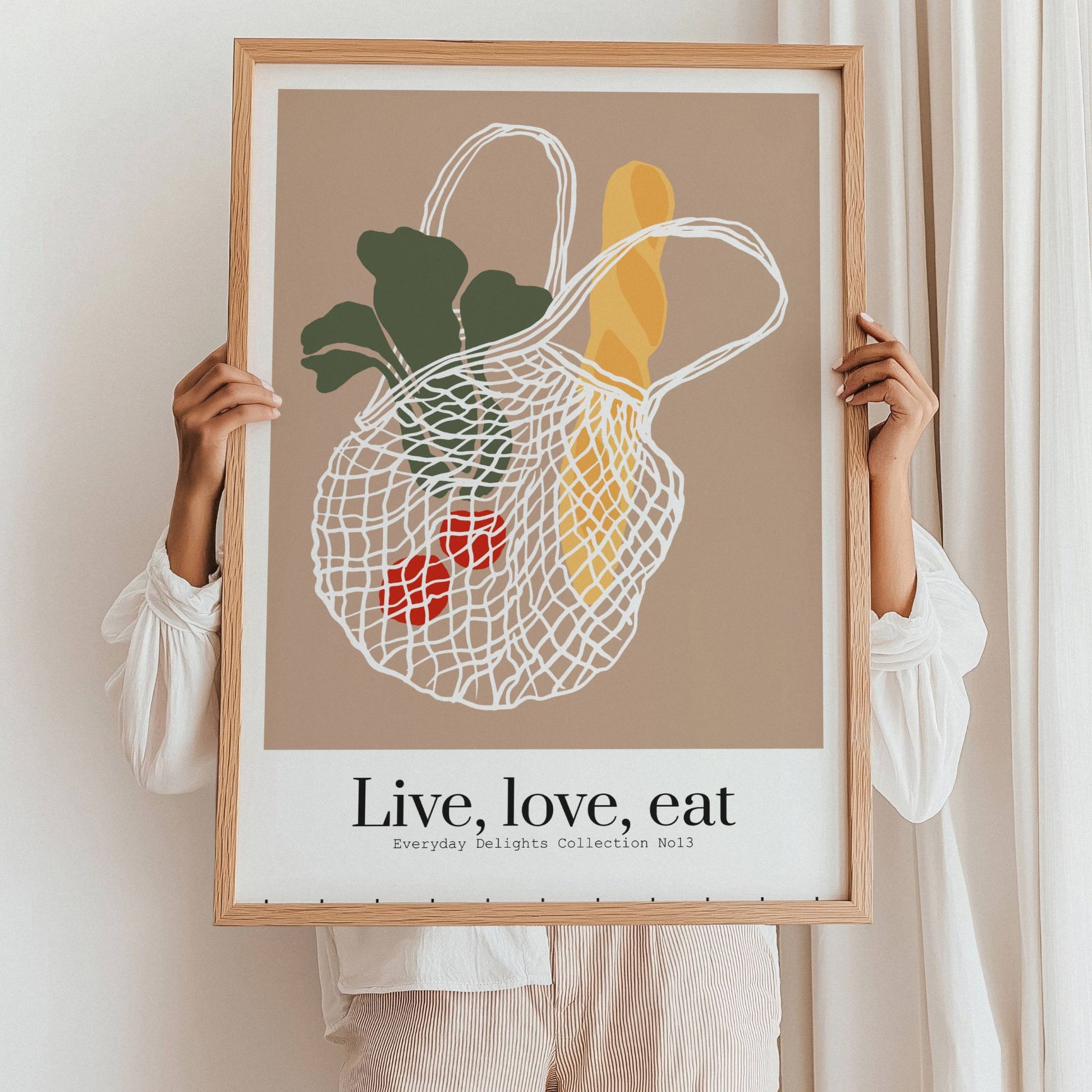 Et moderne motiv av handlenett med friske råvarer og teksten Live, love, eat – enkelt og ekte. Illustrasjon viser plakat i eik ramme.