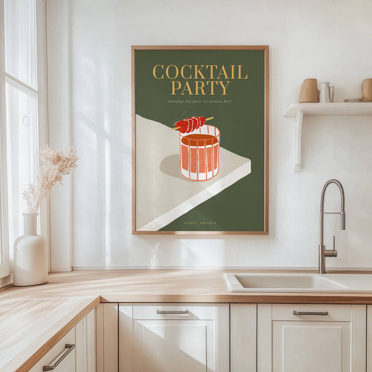 Et stilisert drinkglass med bær og teksten "Cocktail Party" – perfekt som blikkfang i hjemmets barområde. Illustrasjon viser plakat i eik ramme.