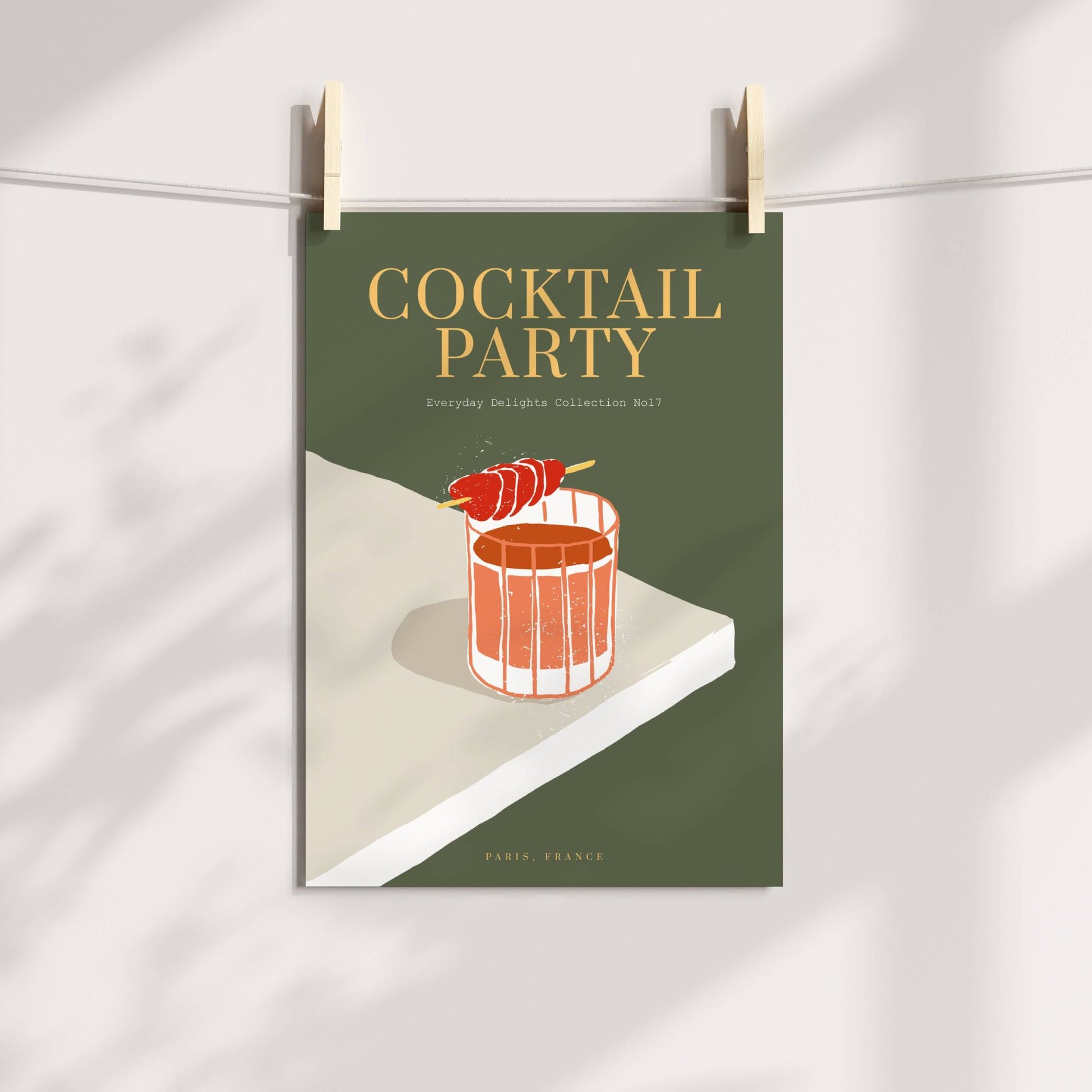 Et stilisert drinkglass med bær og teksten "Cocktail Party" – perfekt som blikkfang i hjemmets barområde. Illustrasjon viser plakat på print.