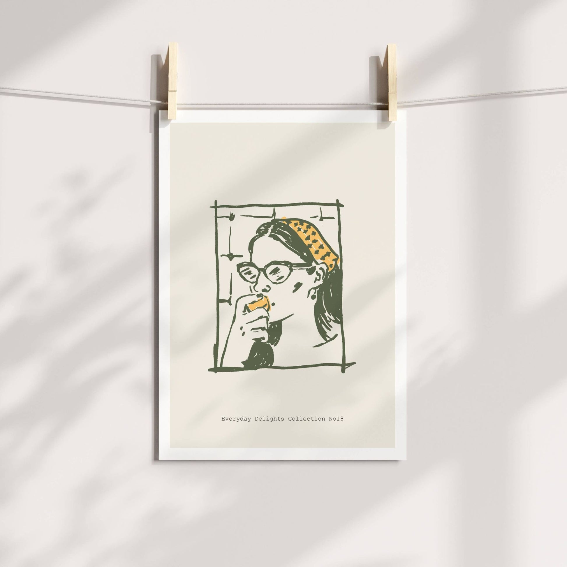 Et nært og lekent portrett av en jente som nyter iskrem – grafisk, retro og sjarmerende. Illustrasjon viser plakat på print.