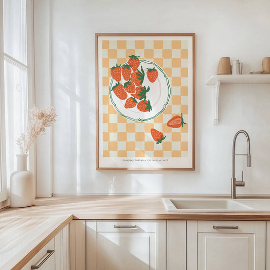 Et vakkert jordbærmotiv med rutemønster – nostalgisk og søtt på kjøkken eller sommerhytte. illustrasjon viser plakat i eik ramme.