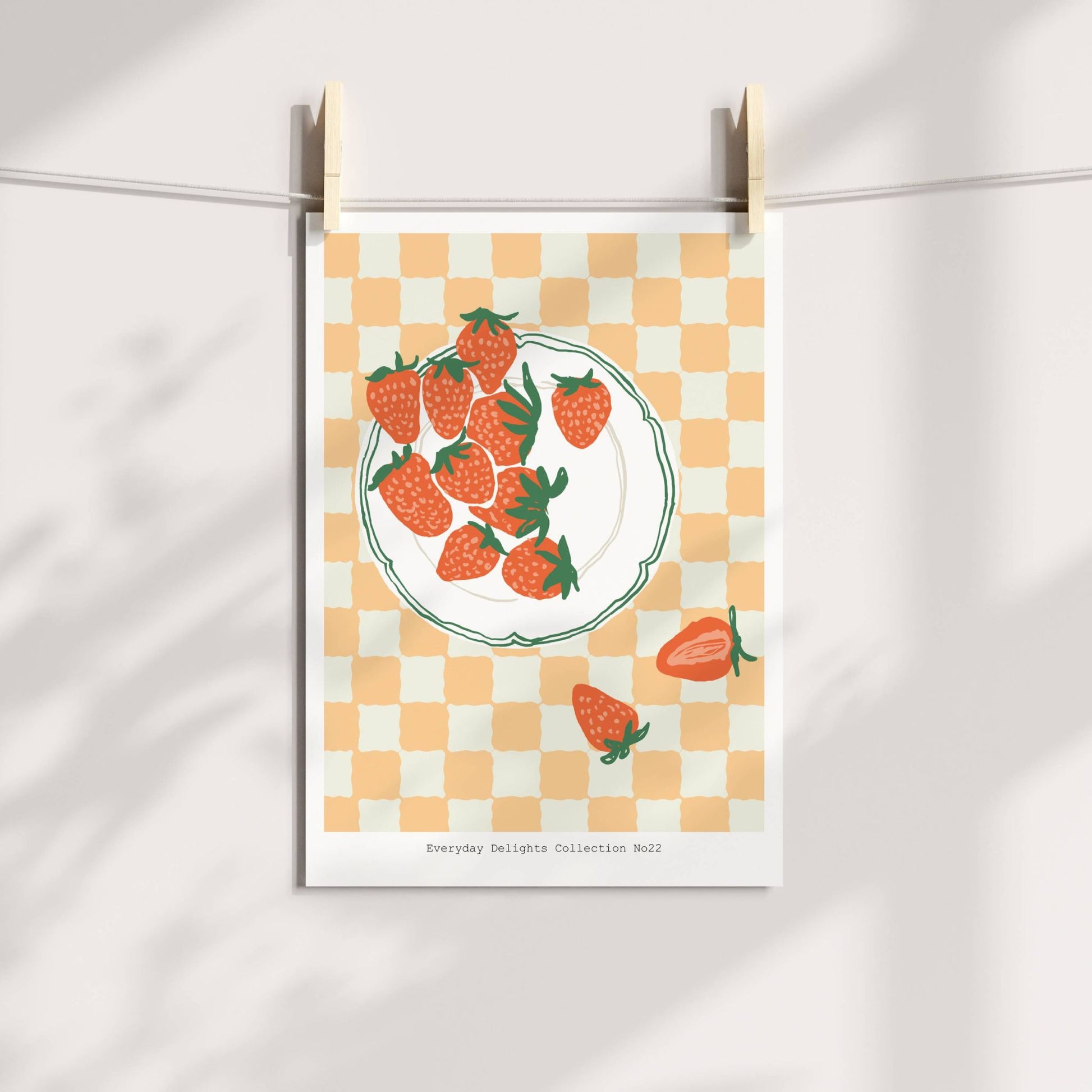 Et vakkert jordbærmotiv med rutemønster – nostalgisk og søtt på kjøkken eller sommerhytte. illustrasjon viser plakat å print.