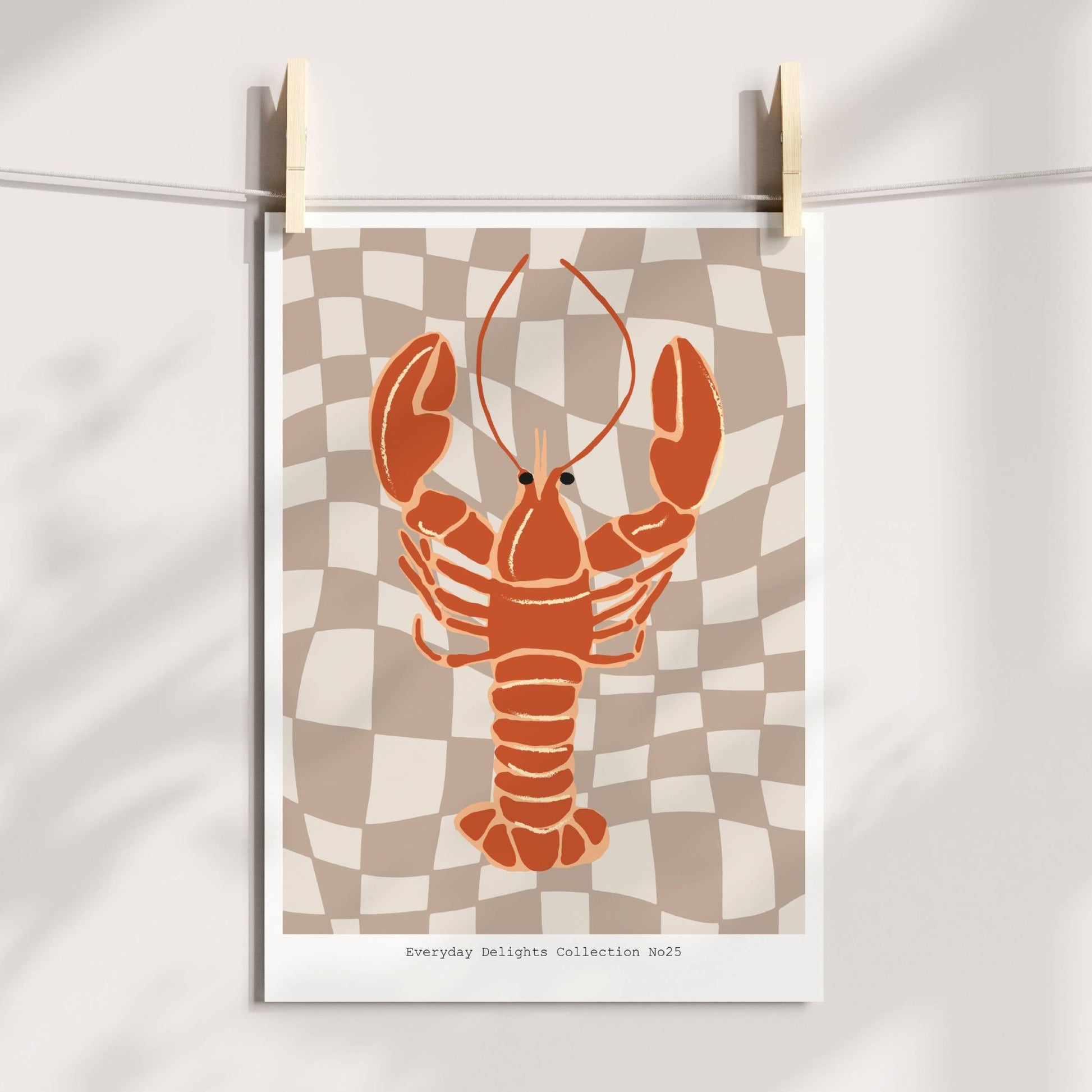 Et kraftfullt sjømatmotiv med rød hummer og grafisk bølgemønster – maritimt og moderne uttrykk - på print.