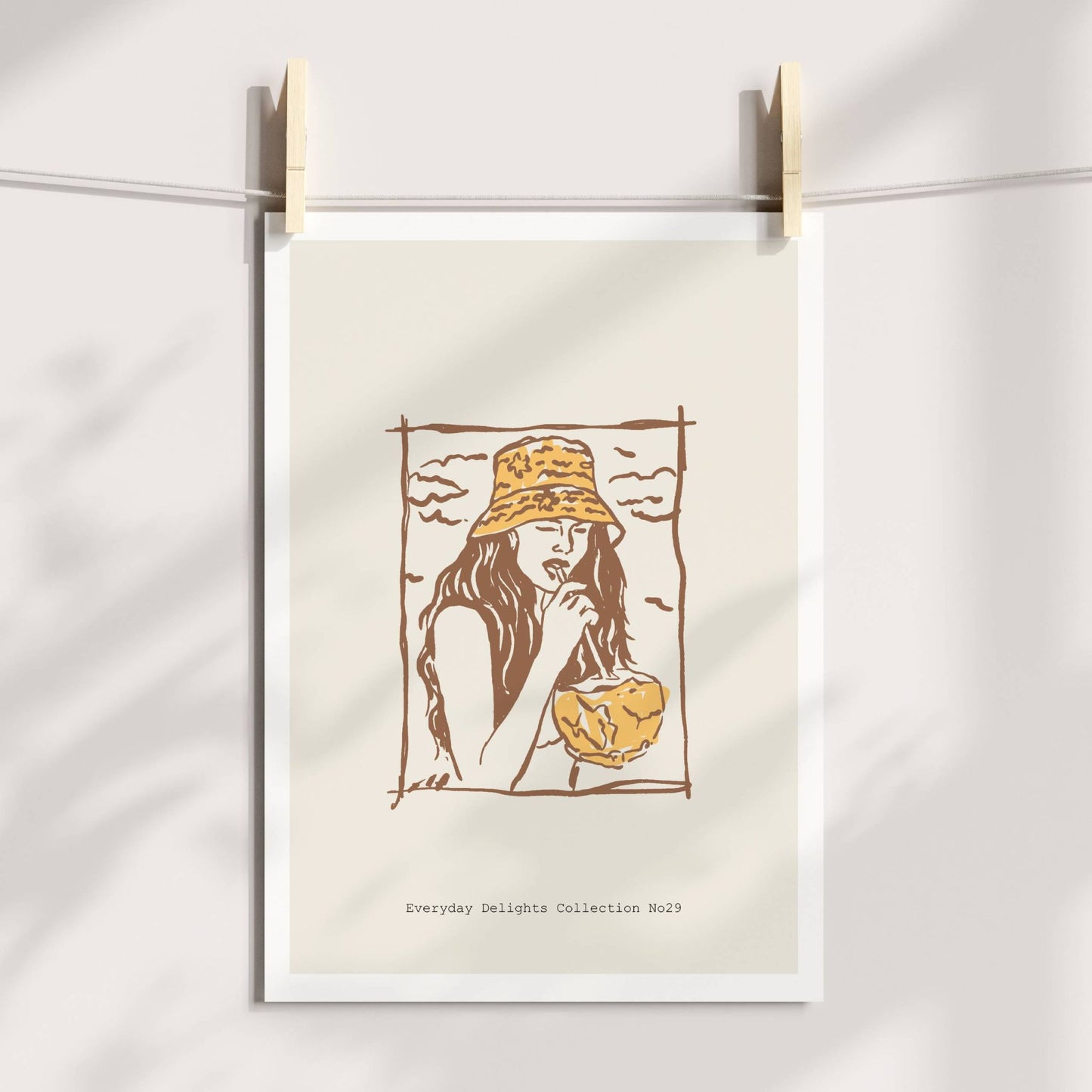 Sommersk portrett med frukt, bøttehatt og uformell sjarm – retro og lett kunstplakat - på print.
