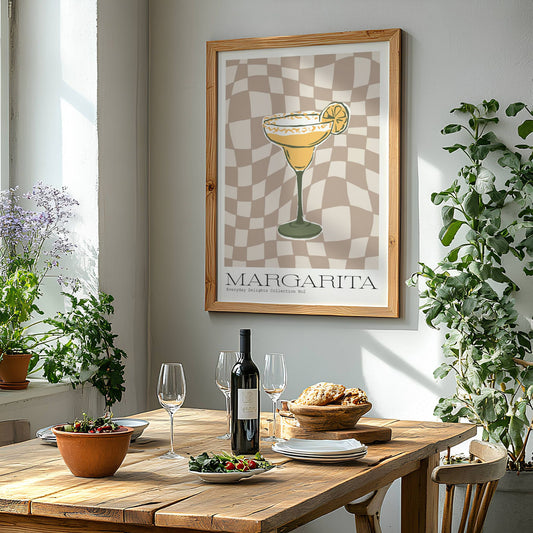 Margarita-glasset står i sentrum, med bølgende sjakkmønster i bakgrunnen som gir plakaten en leken, festklar følelse. Illustrasjon viser plakat i eik ramme.