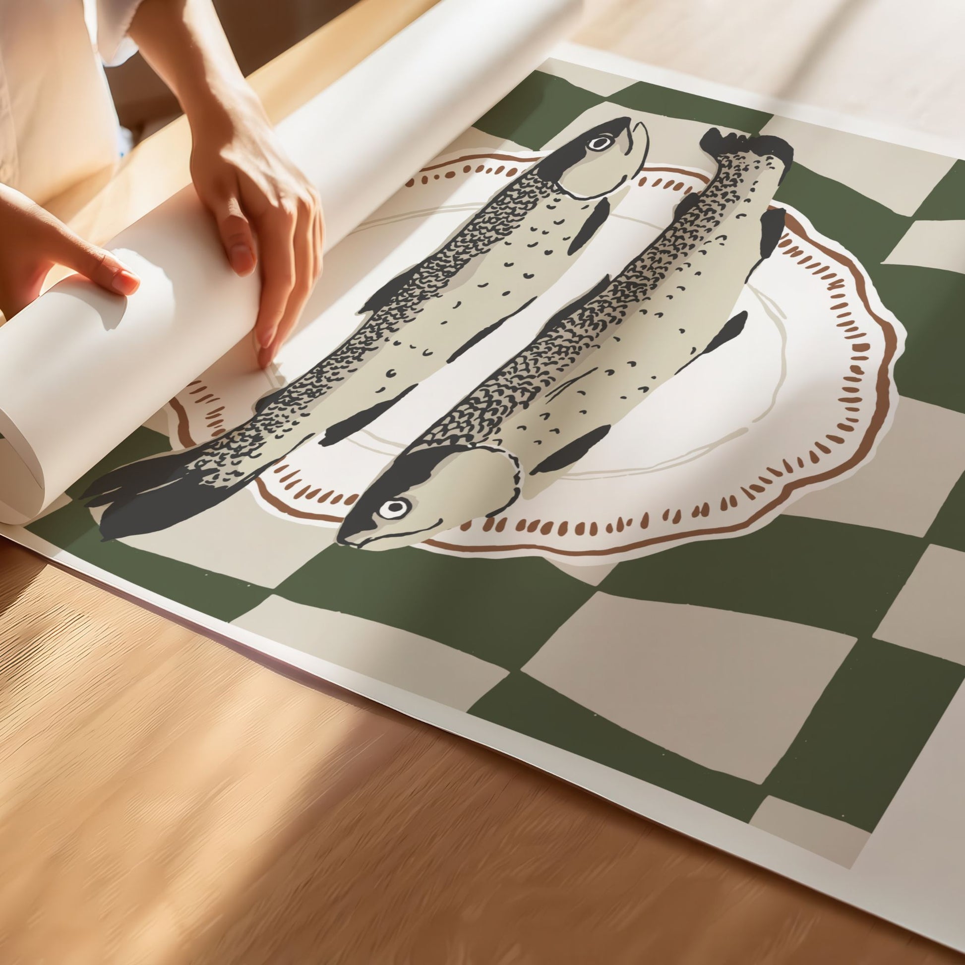 To fisker lagt symmetrisk på tallerken mot grønn- og hvitrutet bakgrunn – maritimt og grafisk. Illustrasjon viser plakat på print.