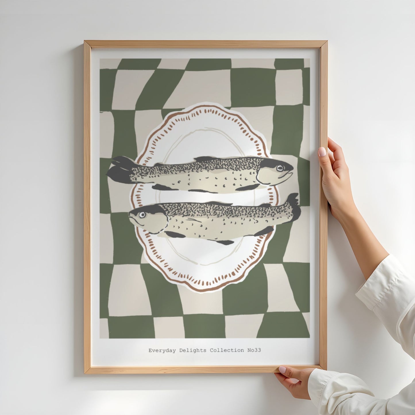 To fisker lagt symmetrisk på tallerken mot grønn- og hvitrutet bakgrunn – maritimt og grafisk. Illustrasjon viser plakat i eik ramme.