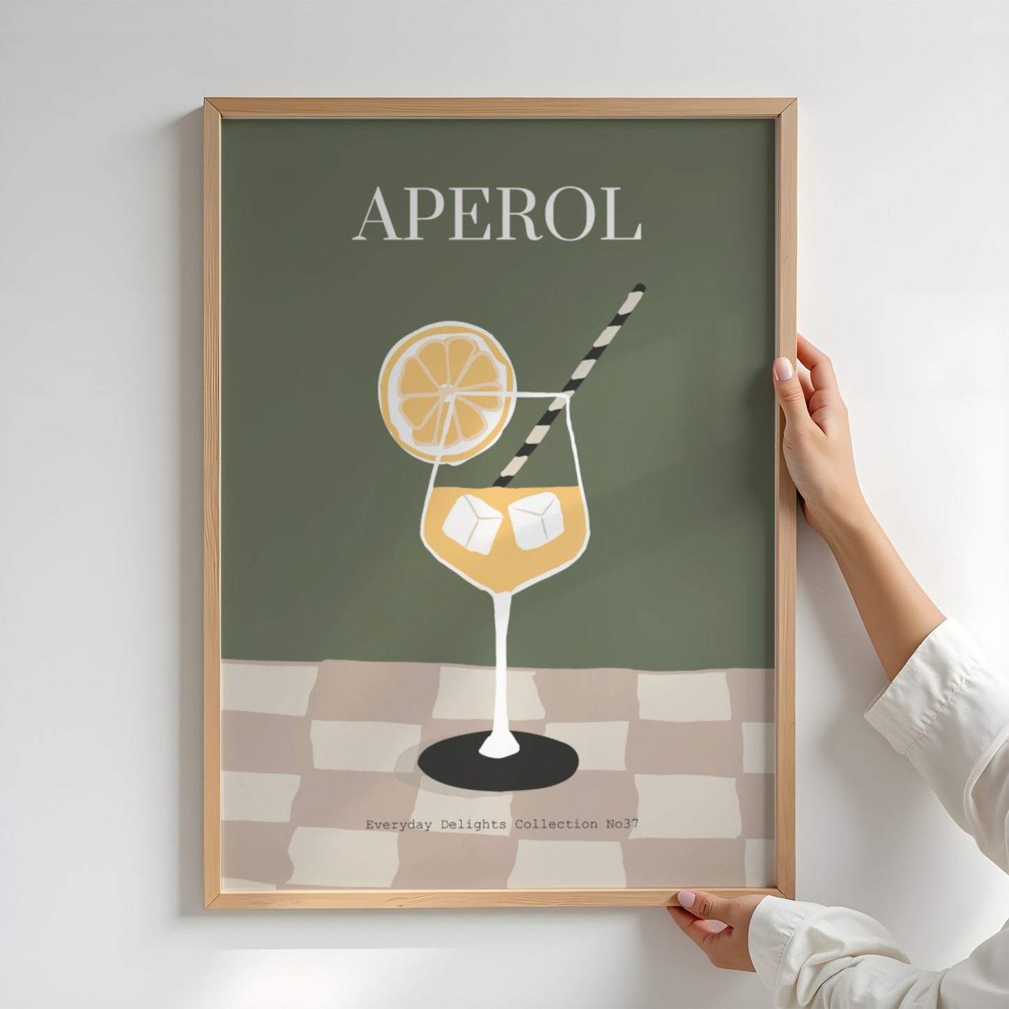 En moderne drinkillustrasjon med klare fargekontraster og elegant oppsett. Illustrasjon viser plakat i eik ramme.
