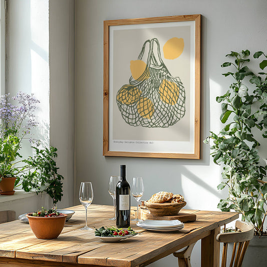 Dette grafiske motivet viser sitroner i nettingpose – et klassisk og sjarmerende motiv i naturlige fargetoner med tydelig retro-preg. Illustrasjon viser plakat i eik ramme.