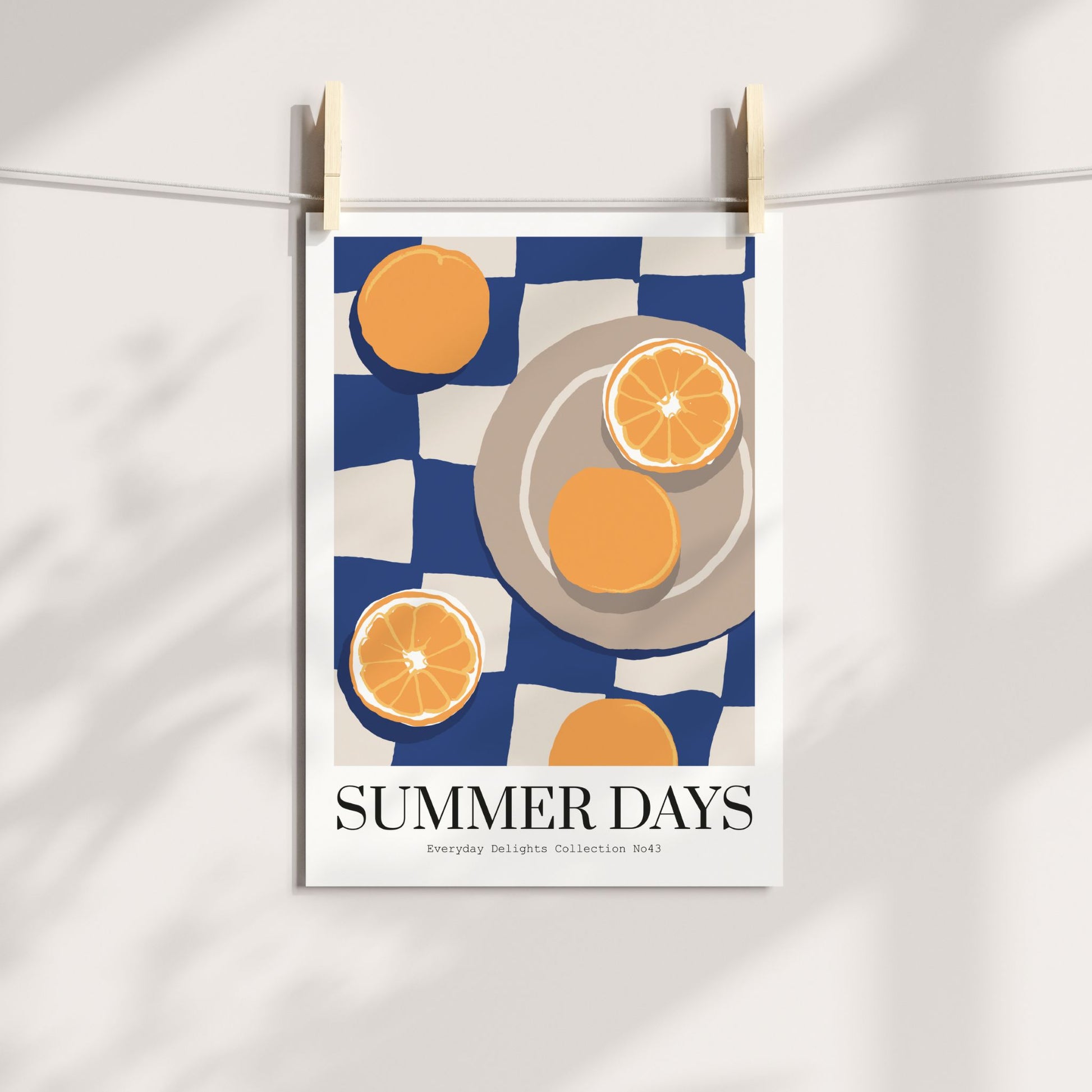 Everyday Delights No43 – Sommerbord med appelsiner – retro plakat med rutemønster. illustrasjson viser plakat på print