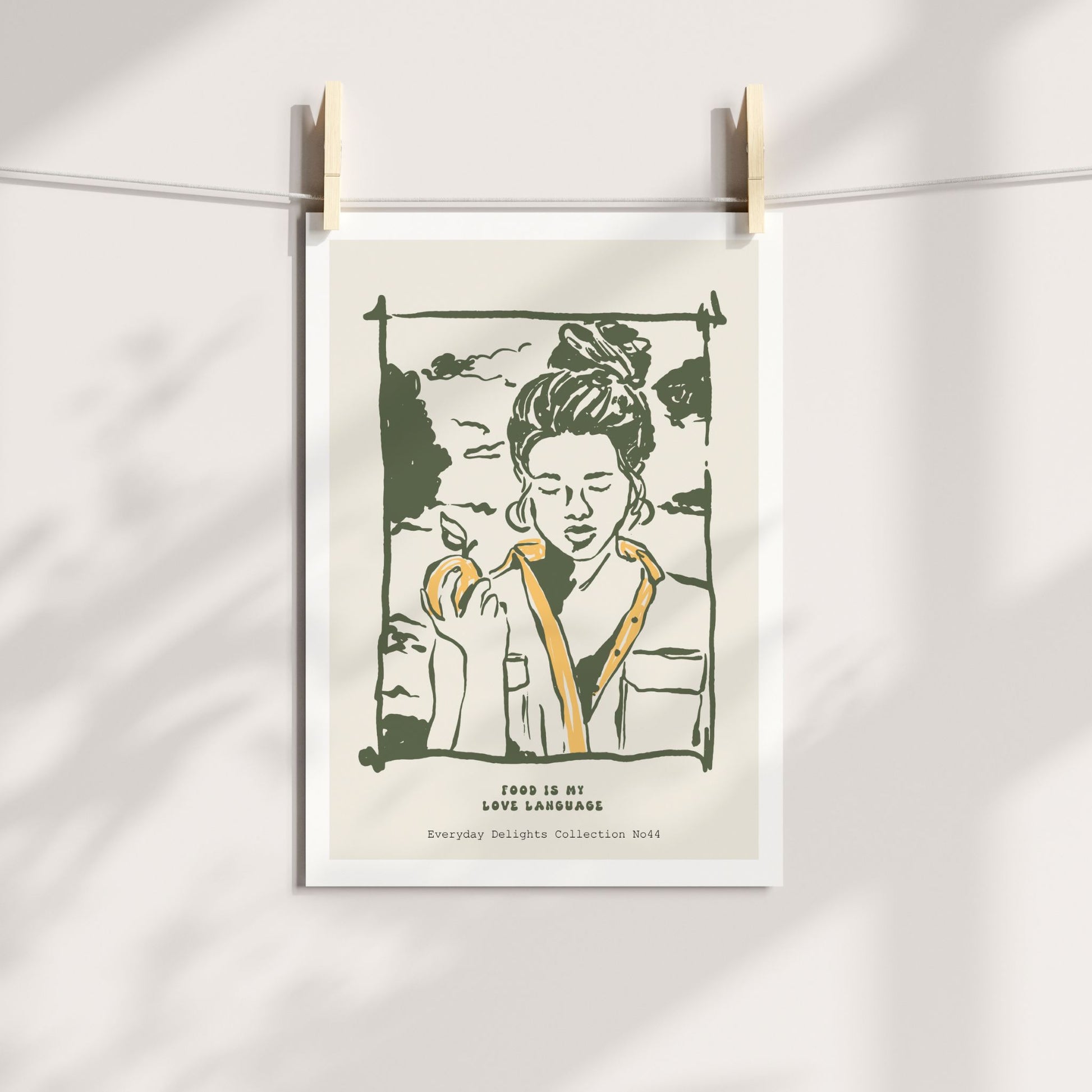 Everyday Delights No44 – Kvinne med håret opp og eple – portrettplakat med rolig stemning. Illustrasjon viser plakat på print.