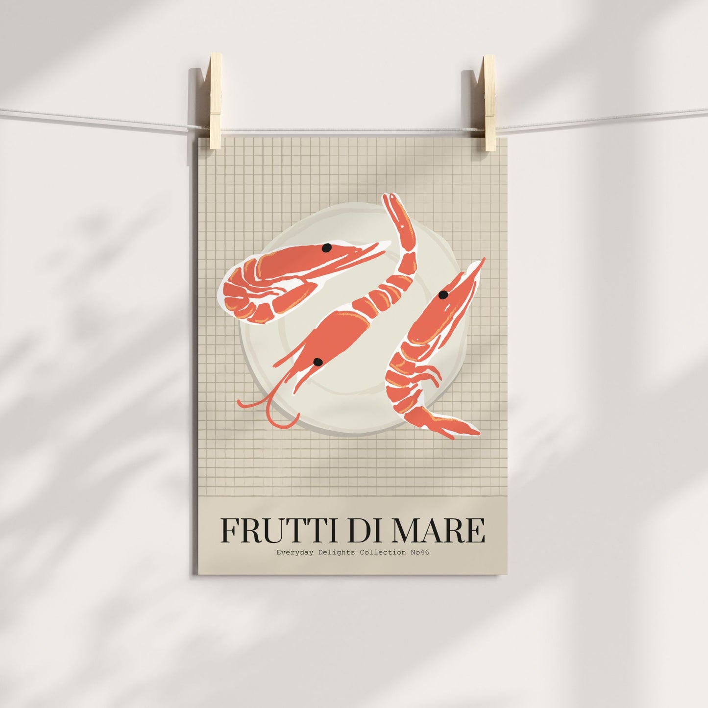 Everyday Delights No46 – Reker på fat – grafisk sjømatplakat med teksten “Frutti di Mare”. Illustrasjon viser plakat på print.