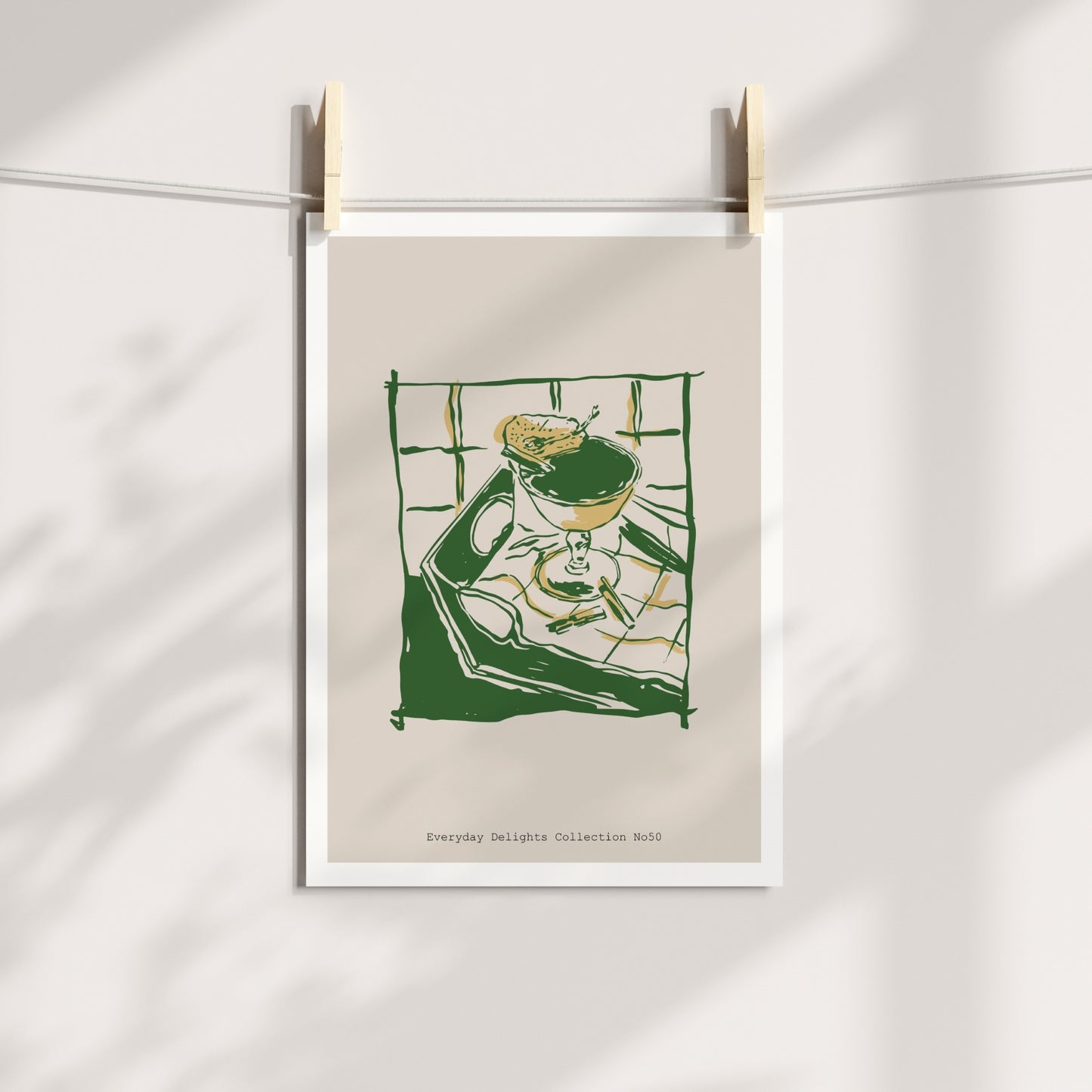 Et stemningsfullt motiv av cocktailglass i mørke grønntoner – perfekt for barhjørnet. illustrasjon viser plakat på print.