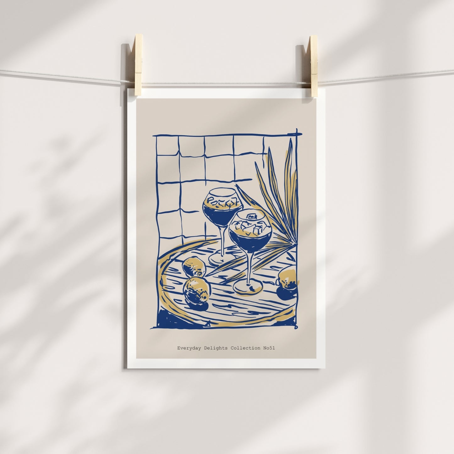 To elegante glass på et bord med plantestilke i bakgrunnen – levende og grafisk. Illustrasjon viser plakat på print.