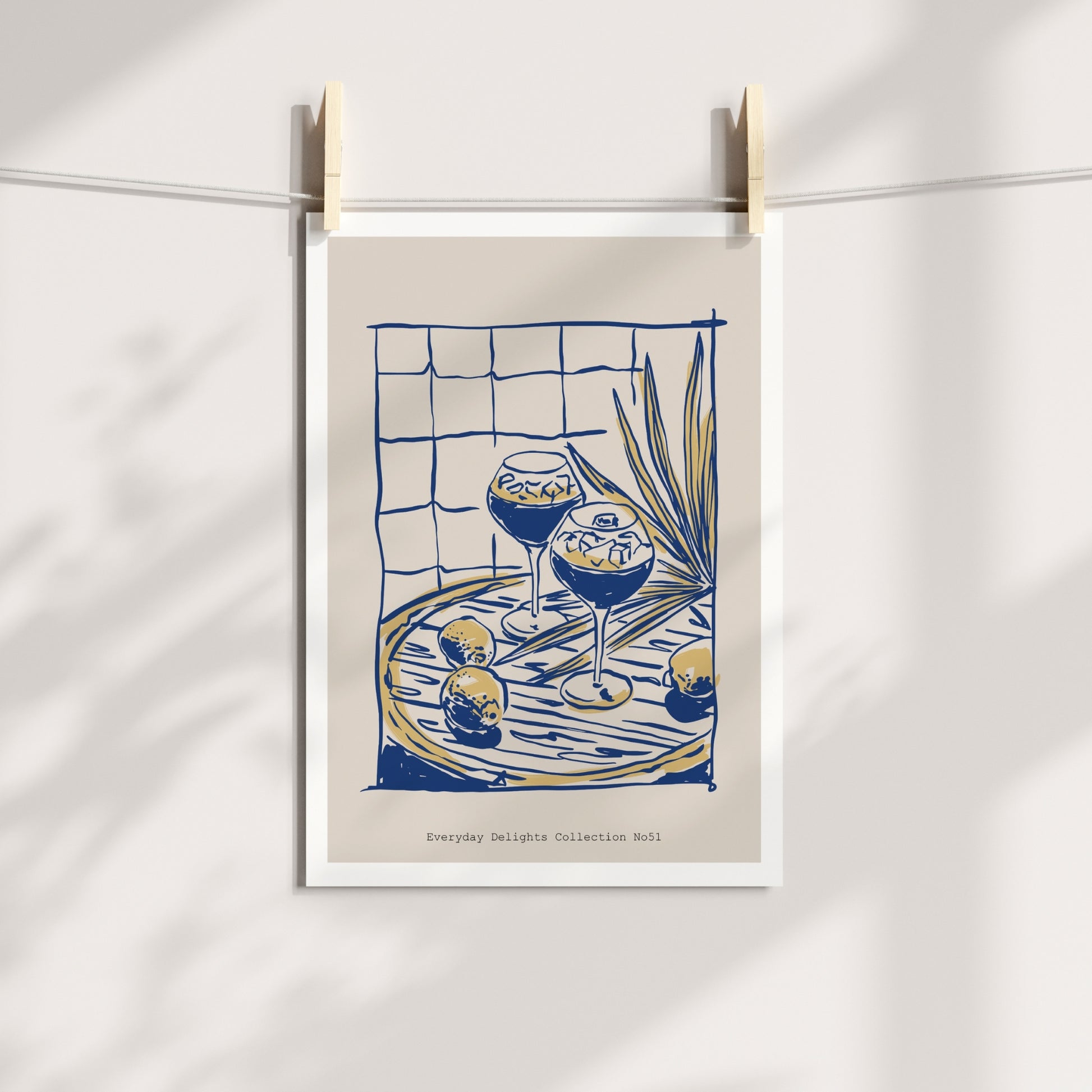 To elegante glass på et bord med plantestilke i bakgrunnen – levende og grafisk. Illustrasjon viser plakat på print.