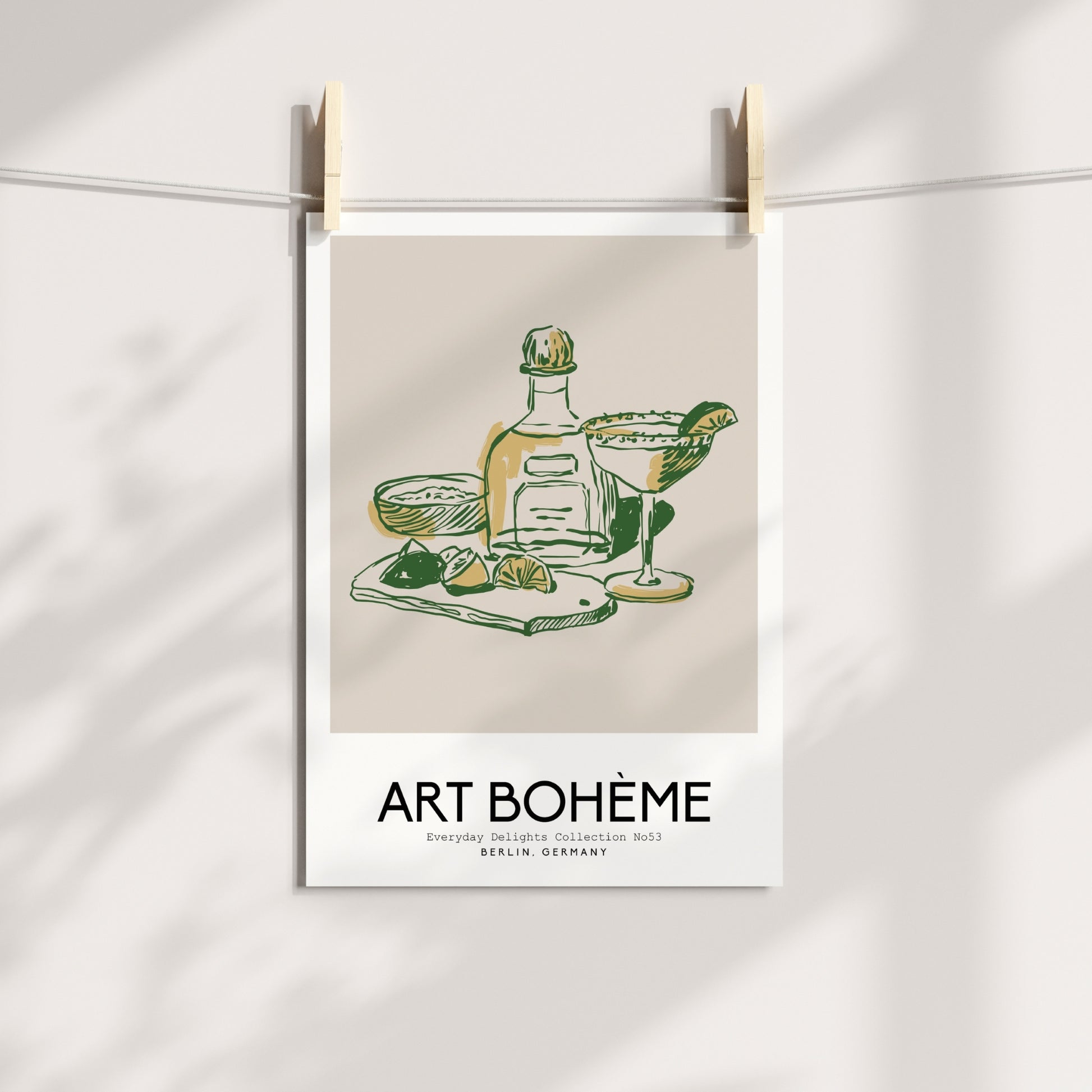 En liten scenografi av flasker og lime med teksten Art Bohème – rustikk og elegant. Illustrasjon viser plakat på print.