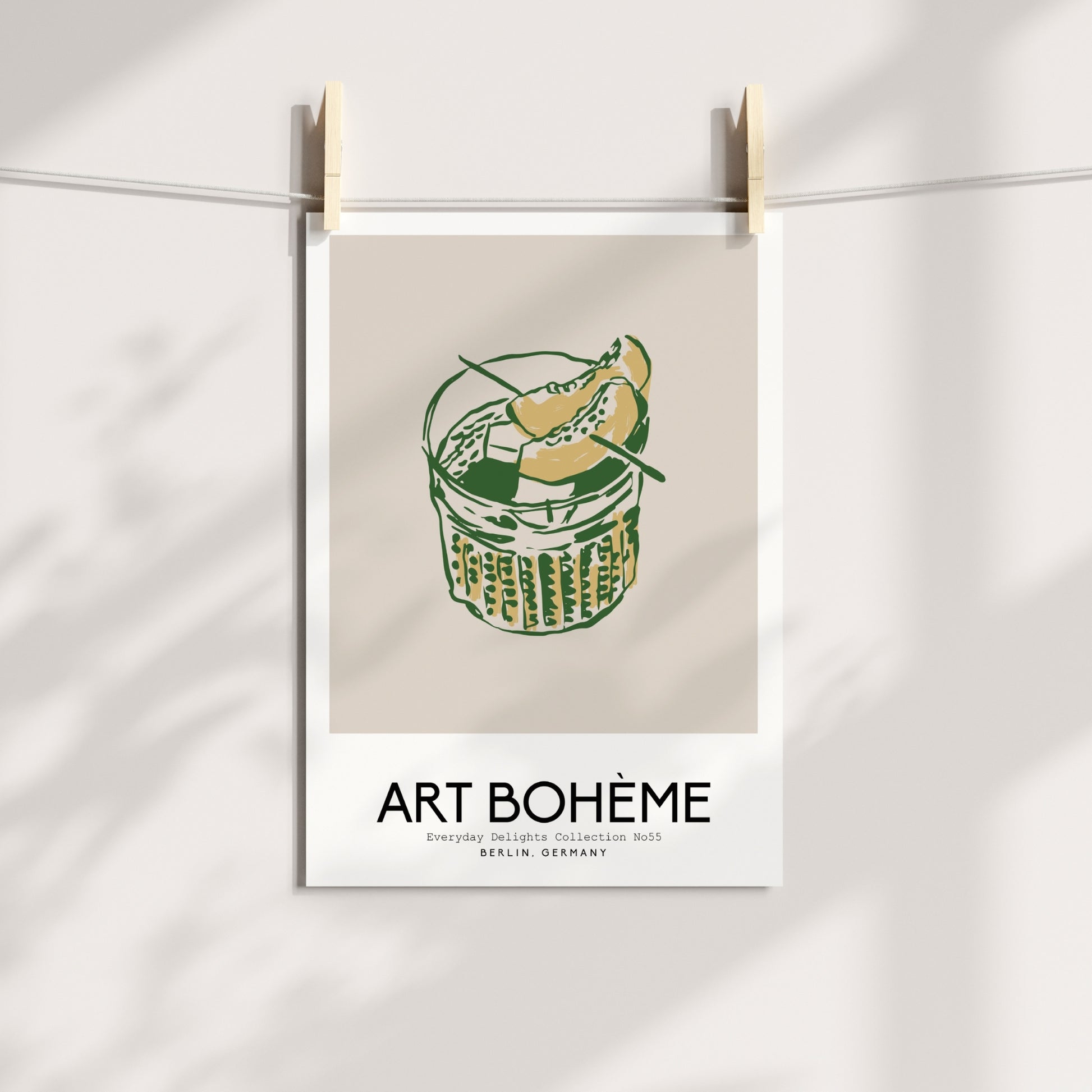 En kunstnerisk cocktailillustrasjon med isbiter og melonskive – elegant komponert i grønn strekstil med gule detaljer. Illustrasjon viser plakat på print.