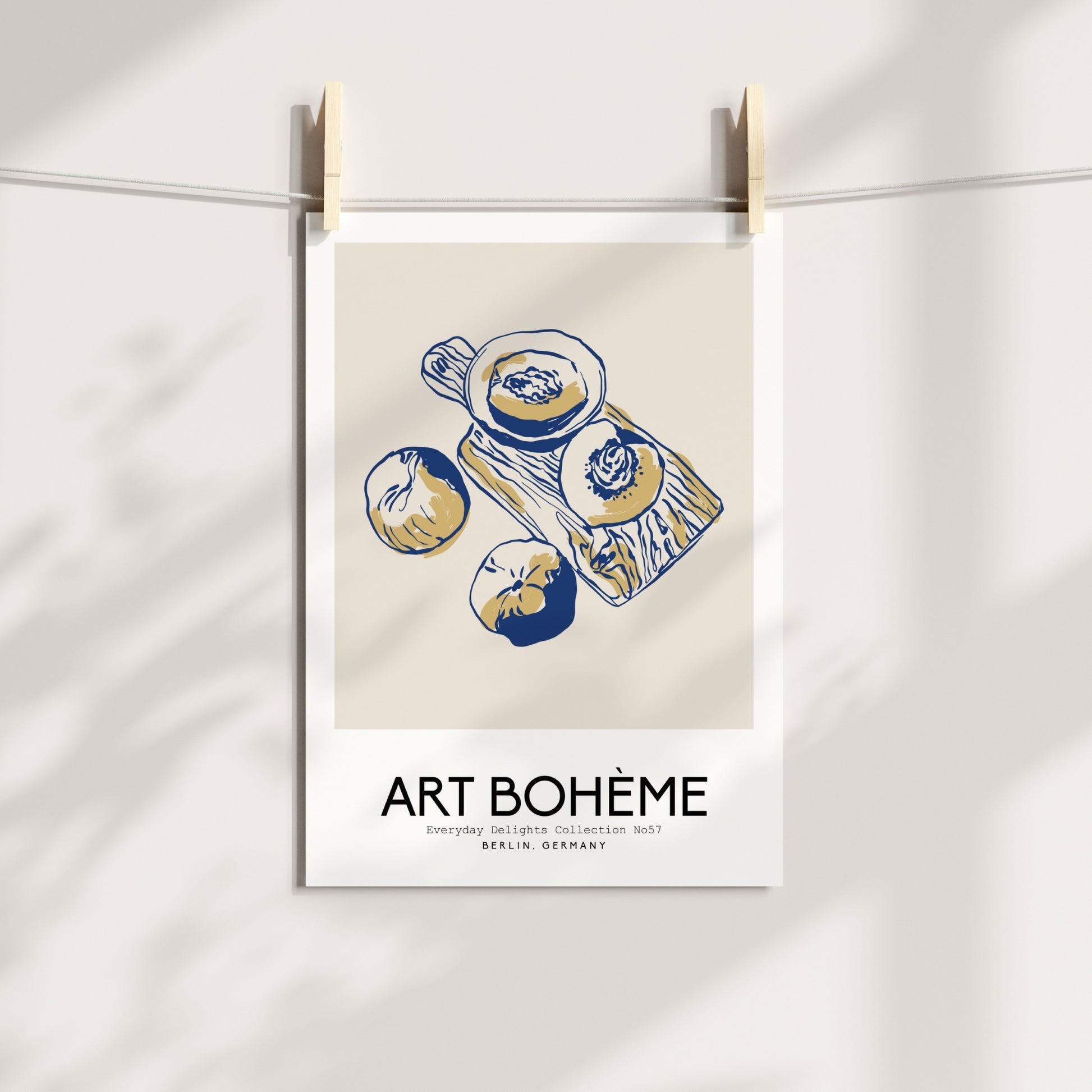 Et moderne stilleben med frukt og serveringsbrett – illustrert med blå pennestrøk og tekst Art Bohème. Illustrasjon viser plakat på print.