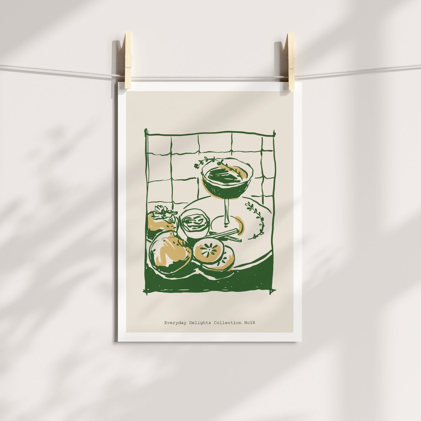 Drikke og frukt på kjøkkenbenk i kunstnerisk grønn strek – levende og rustikk. Illustrasjon viser plakat på print.