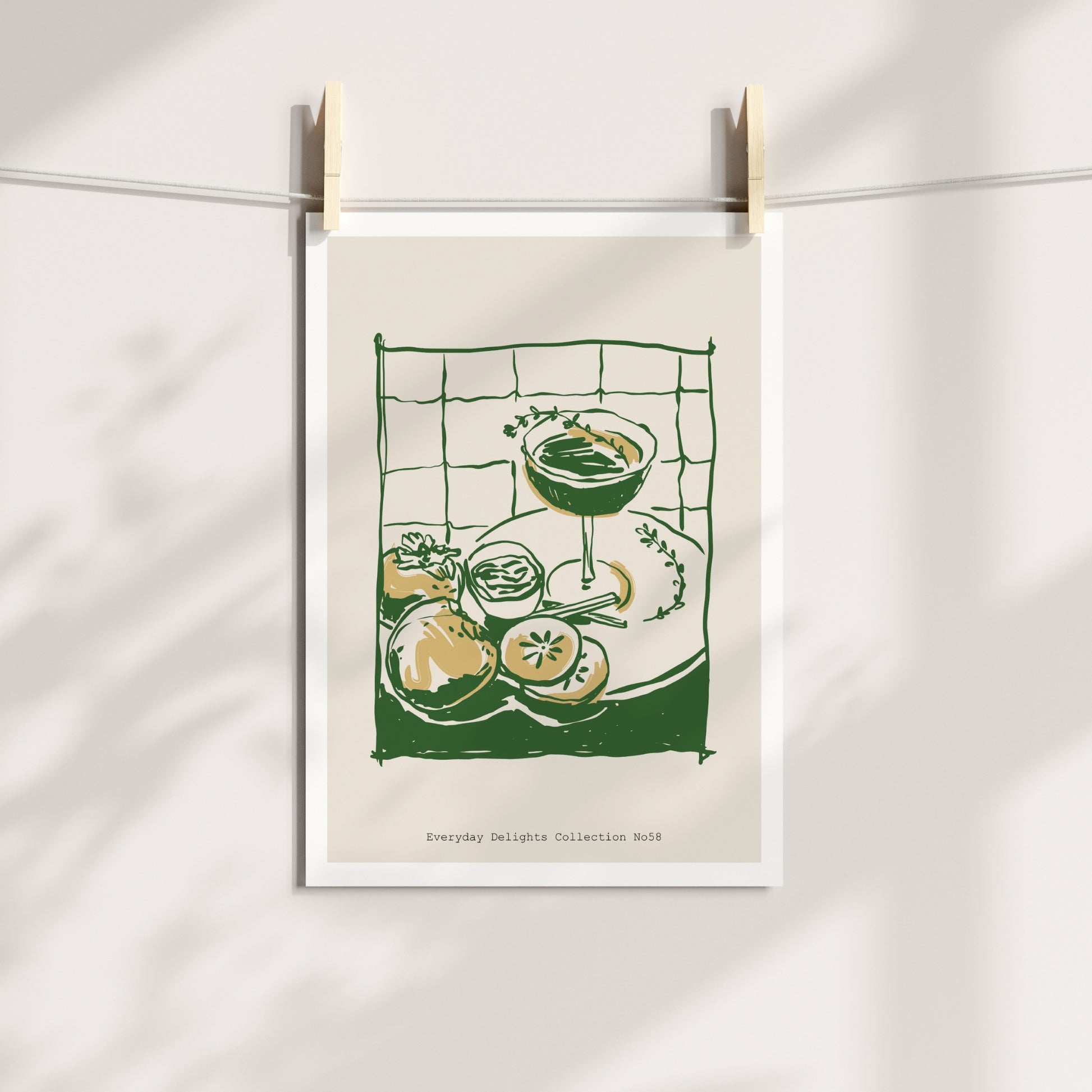 Drikke og frukt på kjøkkenbenk i kunstnerisk grønn strek – levende og rustikk. Illustrasjon viser plakat på print.