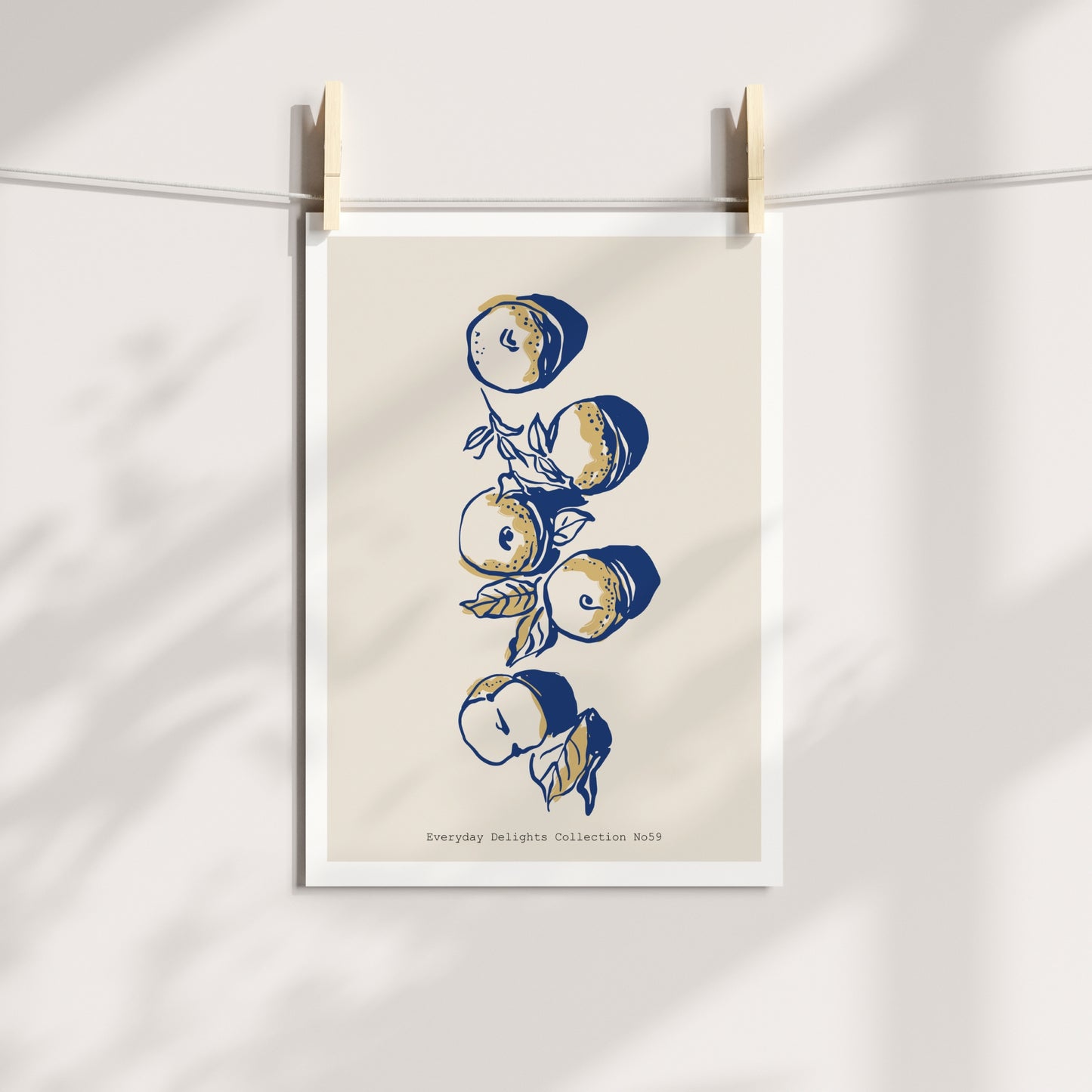 Fem epler tegnet vertikalt i blå strek – moderne og dekorativt uttrykk. Illustrasjon viser plakat på print.