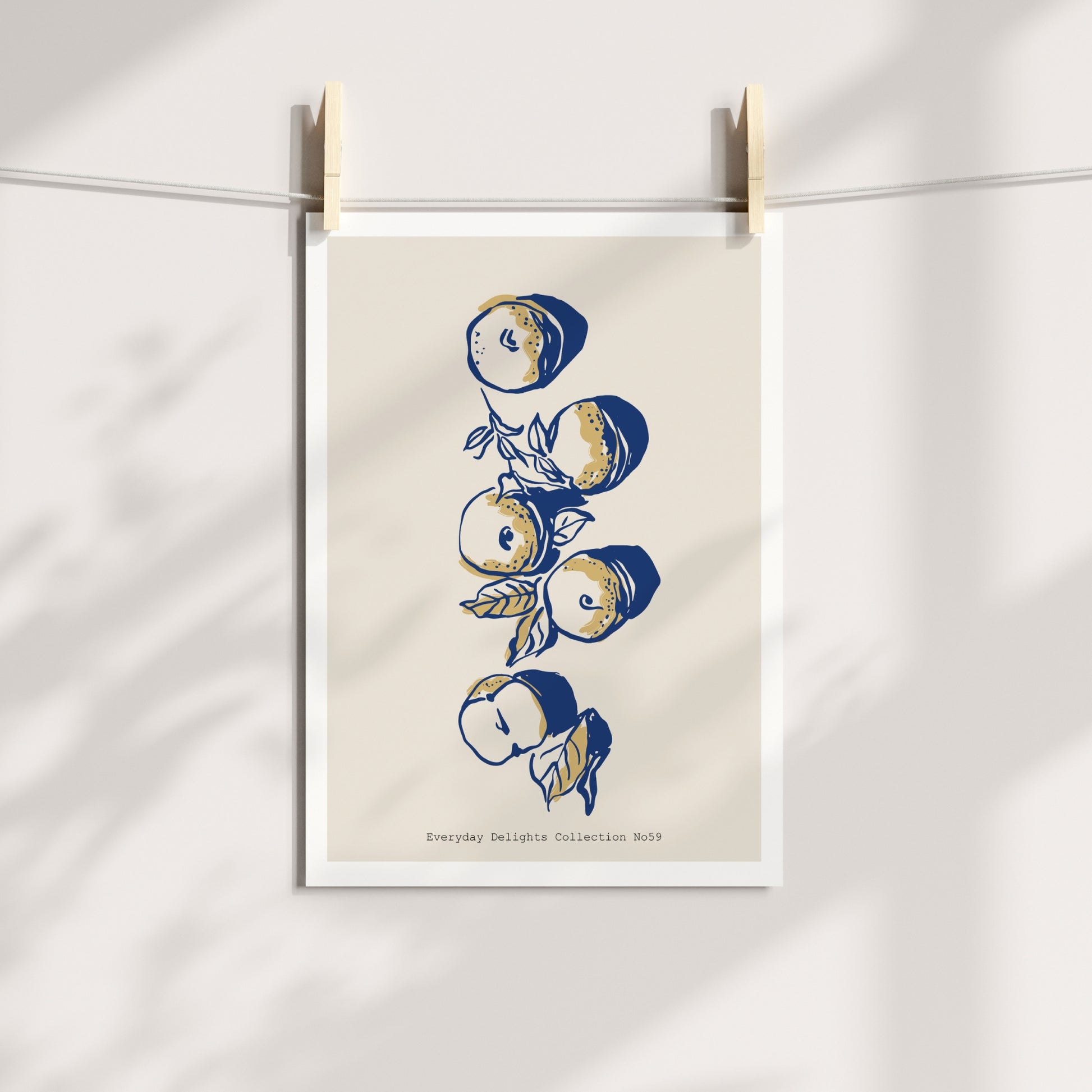 Fem epler tegnet vertikalt i blå strek – moderne og dekorativt uttrykk. Illustrasjon viser plakat på print.