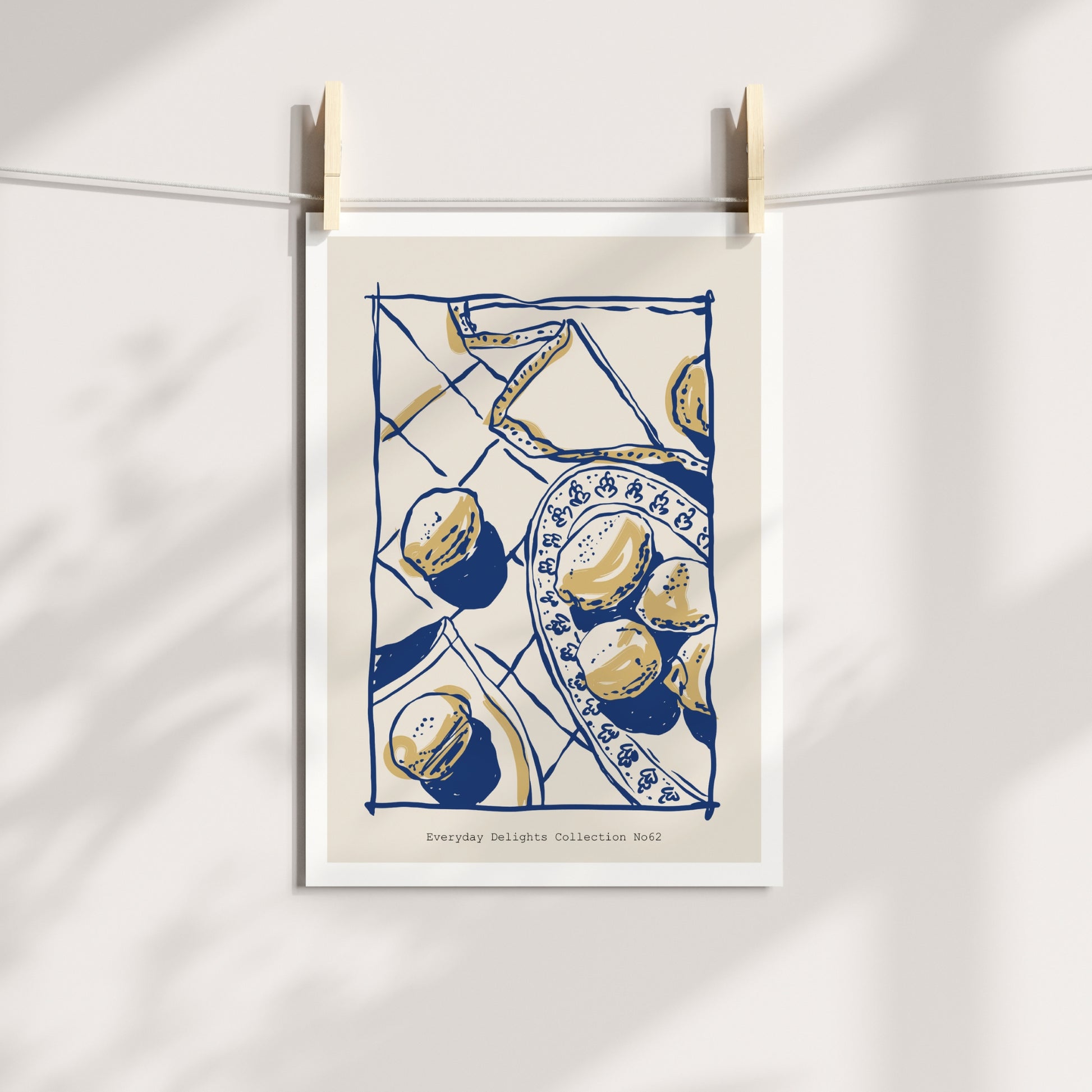Et rent og rytmisk sitrusmotiv med tekstiler og fliser – perfekt til kjøkken eller spiseplass. Illustrasjon viser plakat på print.