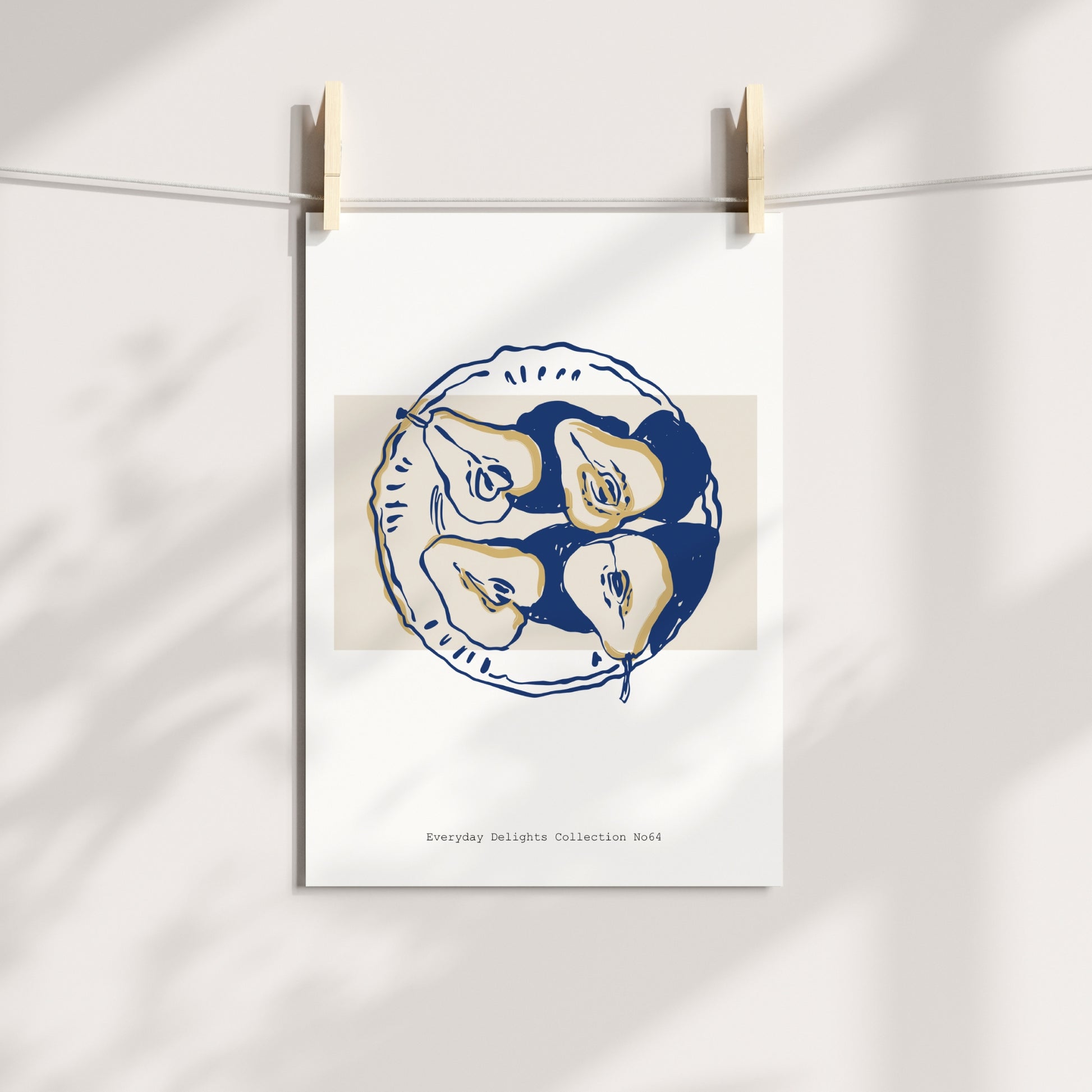 Fire pæreskiver elegant lagt på fat – balansert og dekorativt fruktmotiv. Illustrasjon viser plakat på print.