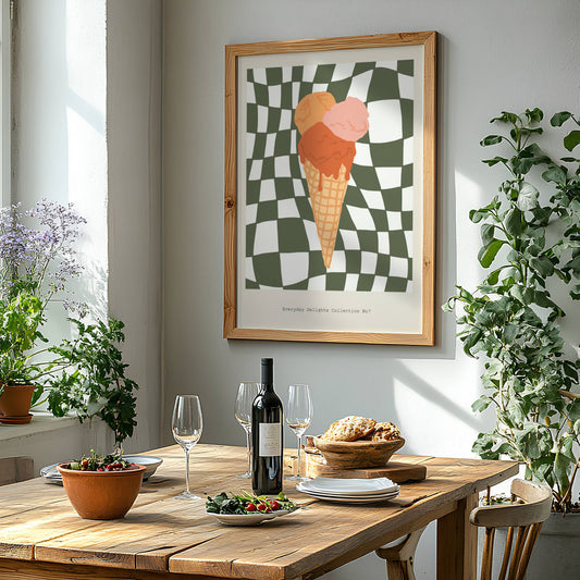 Dette grafiske motivet viser en tegnet iskremkjeks i pastell og varm oransje på bølgende rutebakgrunn – en retro plakat med høy sommerfaktor. Illustrasjon viser plakat i eik ramme.