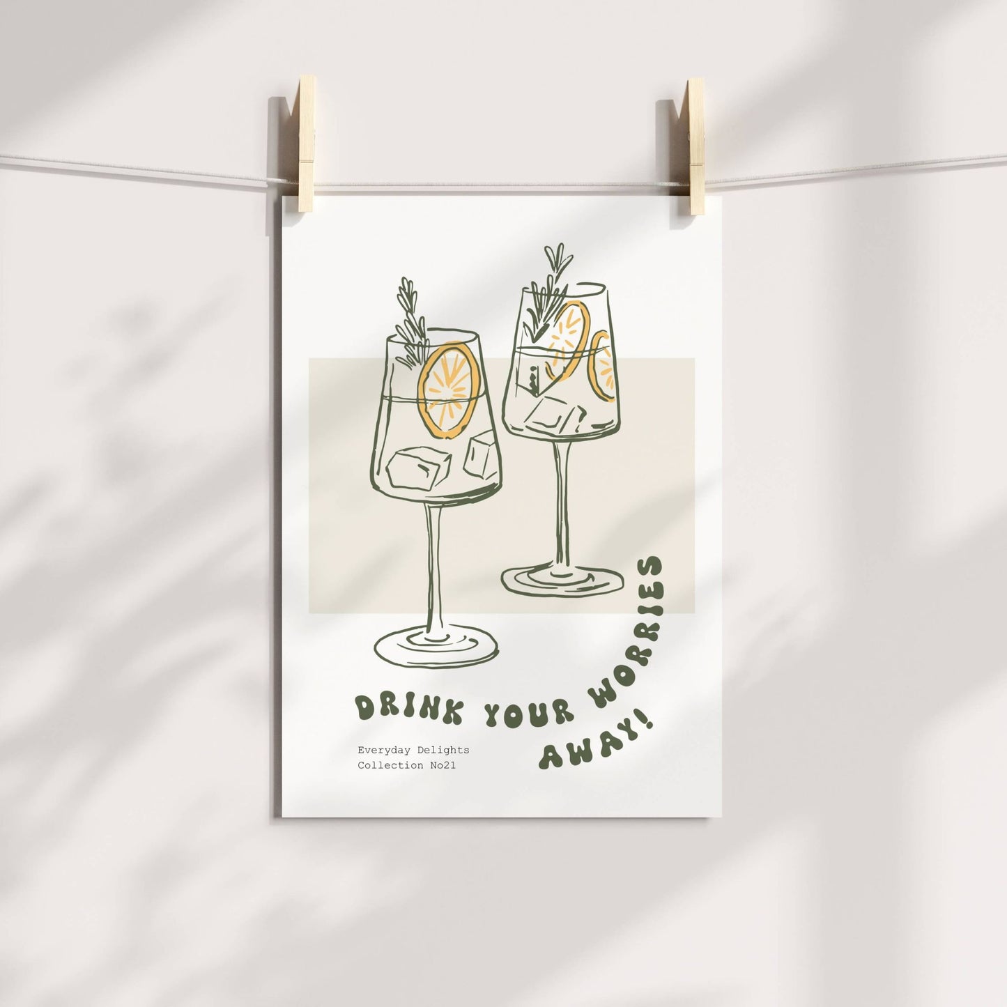 To glass med sitrus og urter, ledsaget av teksten "Drink your worries away" – både humor og stil i ett. illustrasjon viser plakat på print.