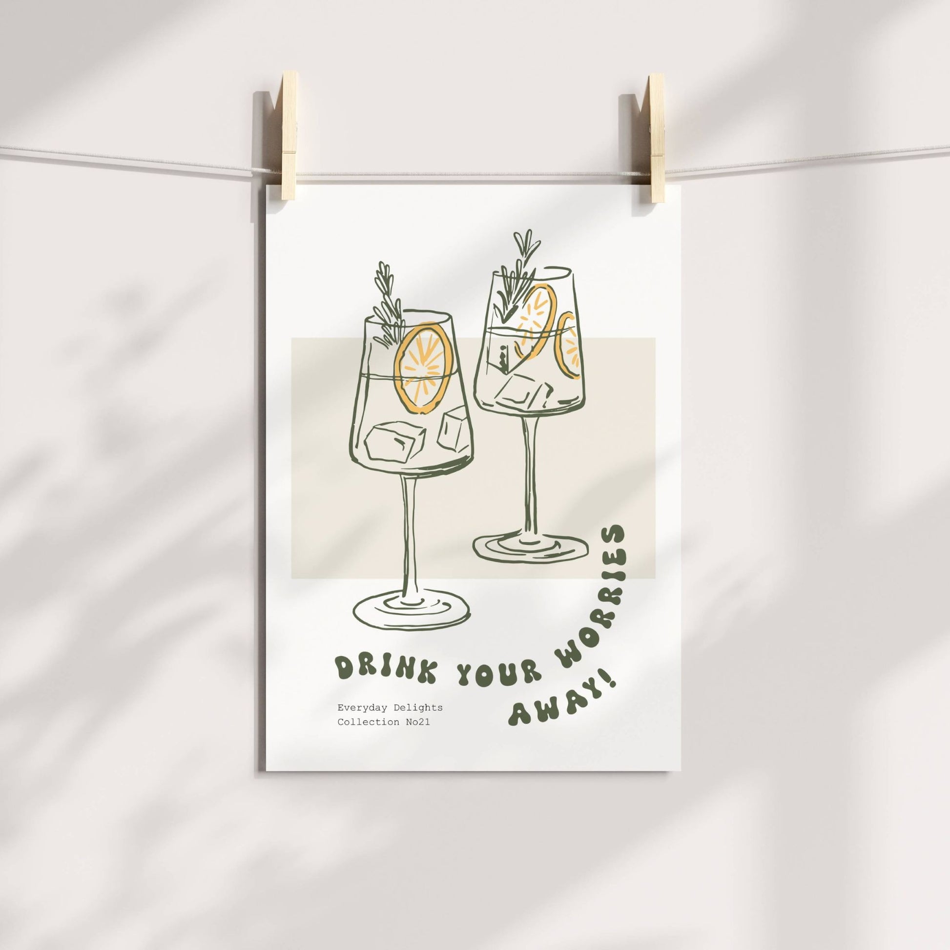 To glass med sitrus og urter, ledsaget av teksten "Drink your worries away" – både humor og stil i ett. illustrasjon viser plakat på print.