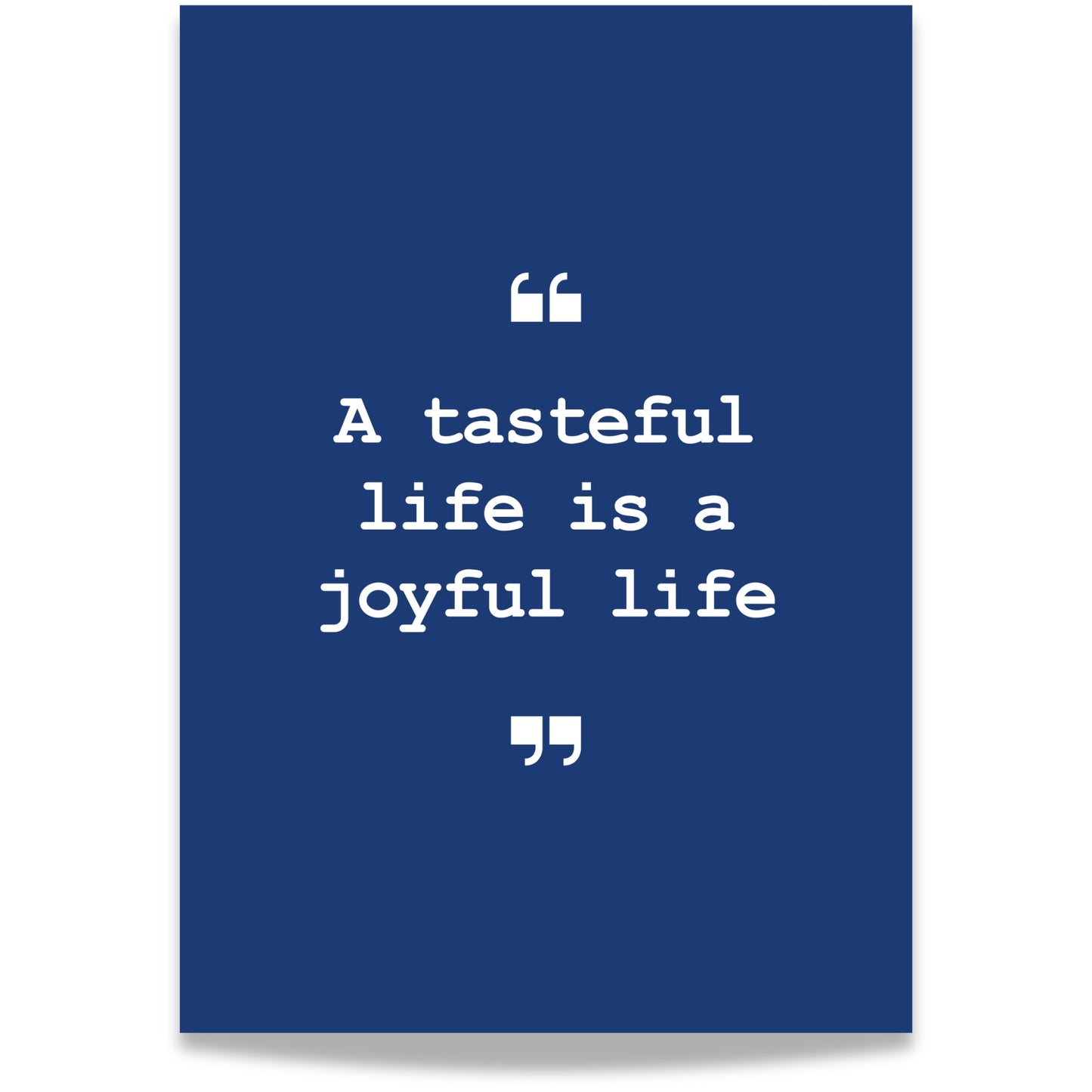 Gi veggene dine et stilrent løft med dette sitatet fra Everyday Delights-serien: “A tasteful life is a joyful life” – en hyllest til hverdagsnytelse, estetikk og smak i både mat og liv. Hvit tekst på blå bakgrunn.