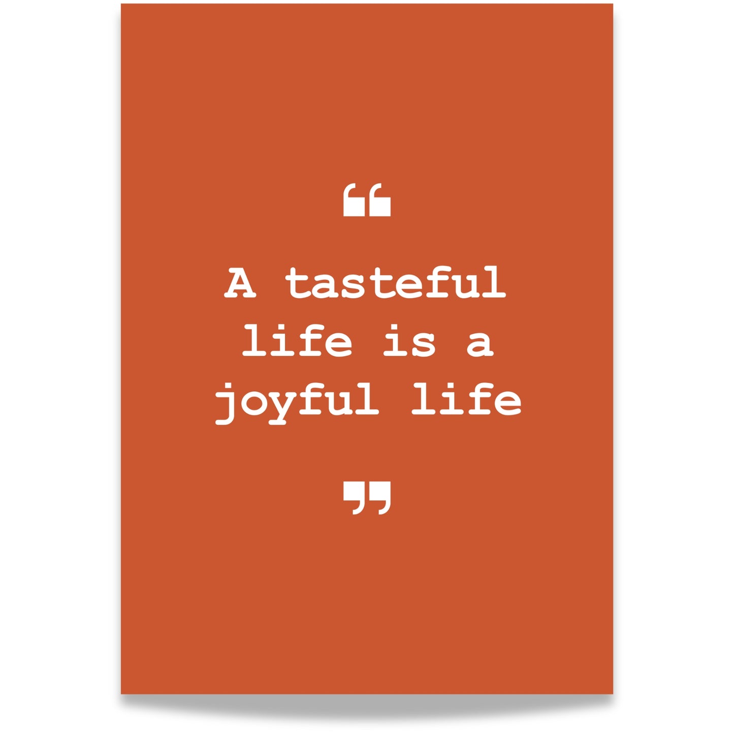 Gi veggene dine et stilrent løft med dette sitatet fra Everyday Delights-serien: “A tasteful life is a joyful life” – en hyllest til hverdagsnytelse, estetikk og smak i både mat og liv. Hvit tekst på rød bakgrunn.