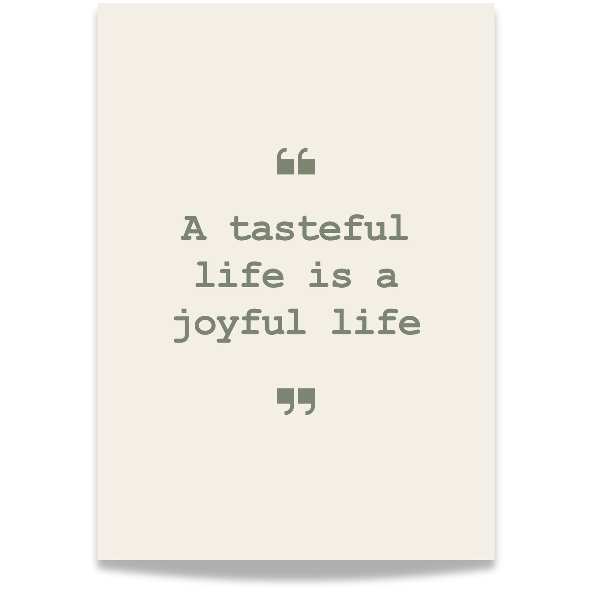 Gi veggene dine et stilrent løft med dette sitatet fra Everyday Delights-serien: “A tasteful life is a joyful life” – en hyllest til hverdagsnytelse, estetikk og smak i både mat og liv. Grønn tekst på beige bakgrunn.