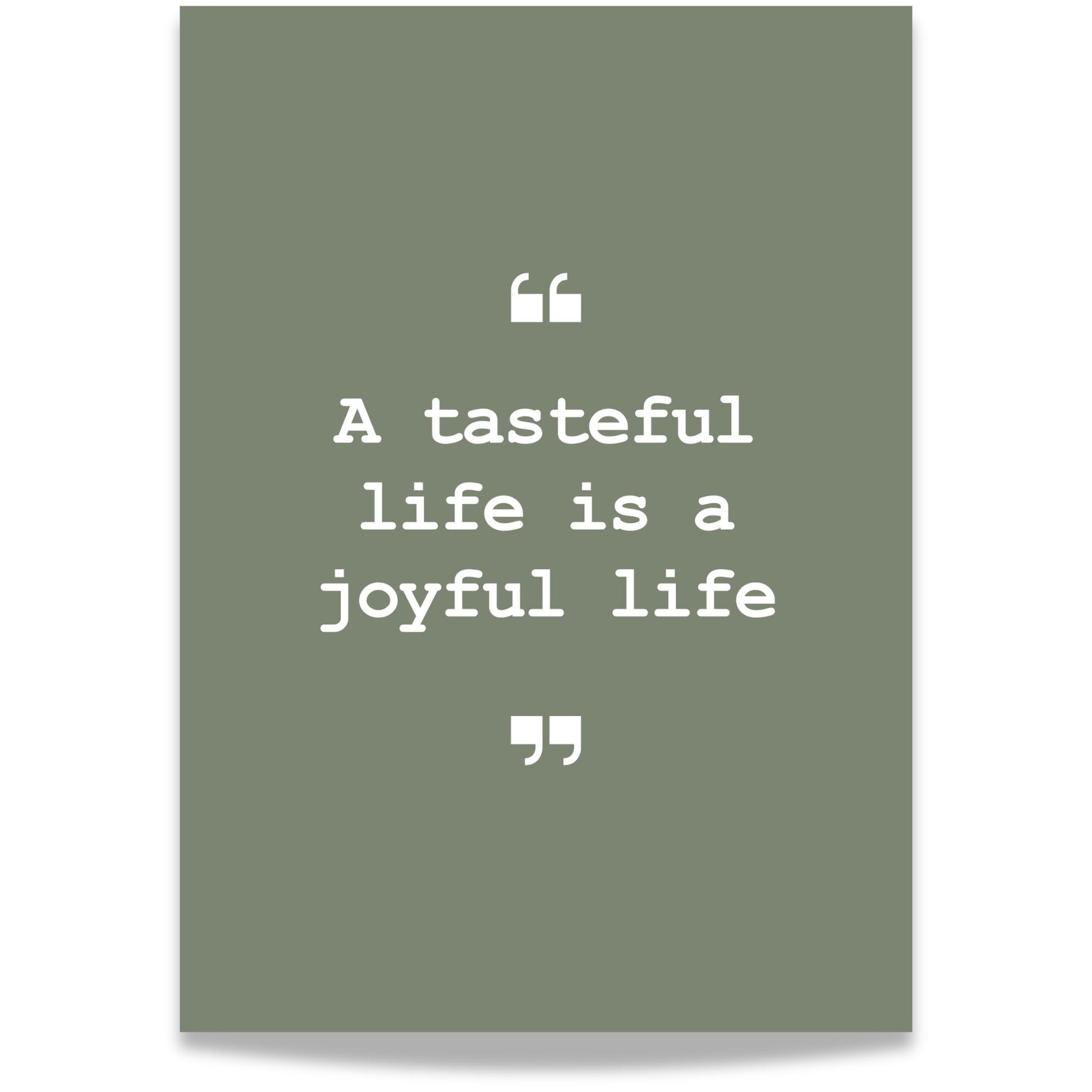 Gi veggene dine et stilrent løft med dette sitatet fra Everyday Delights-serien: “A tasteful life is a joyful life” – en hyllest til hverdagsnytelse, estetikk og smak i både mat og liv. Hvit tekst på grønn bakgrunn.