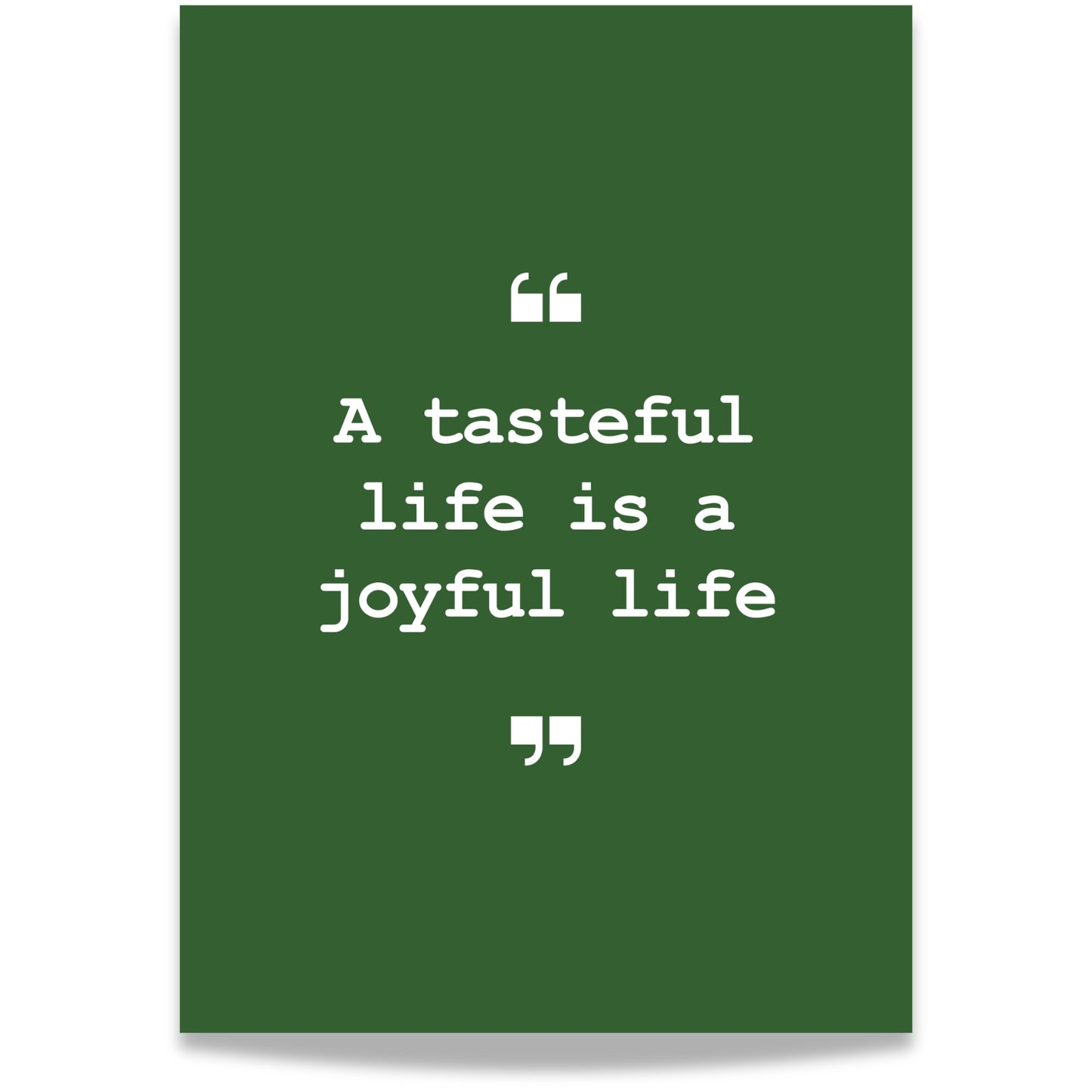 Gi veggene dine et stilrent løft med dette sitatet fra Everyday Delights-serien: “A tasteful life is a joyful life” – en hyllest til hverdagsnytelse, estetikk og smak i både mat og liv. Hvit tekst på mørk grønn bakgrunn.