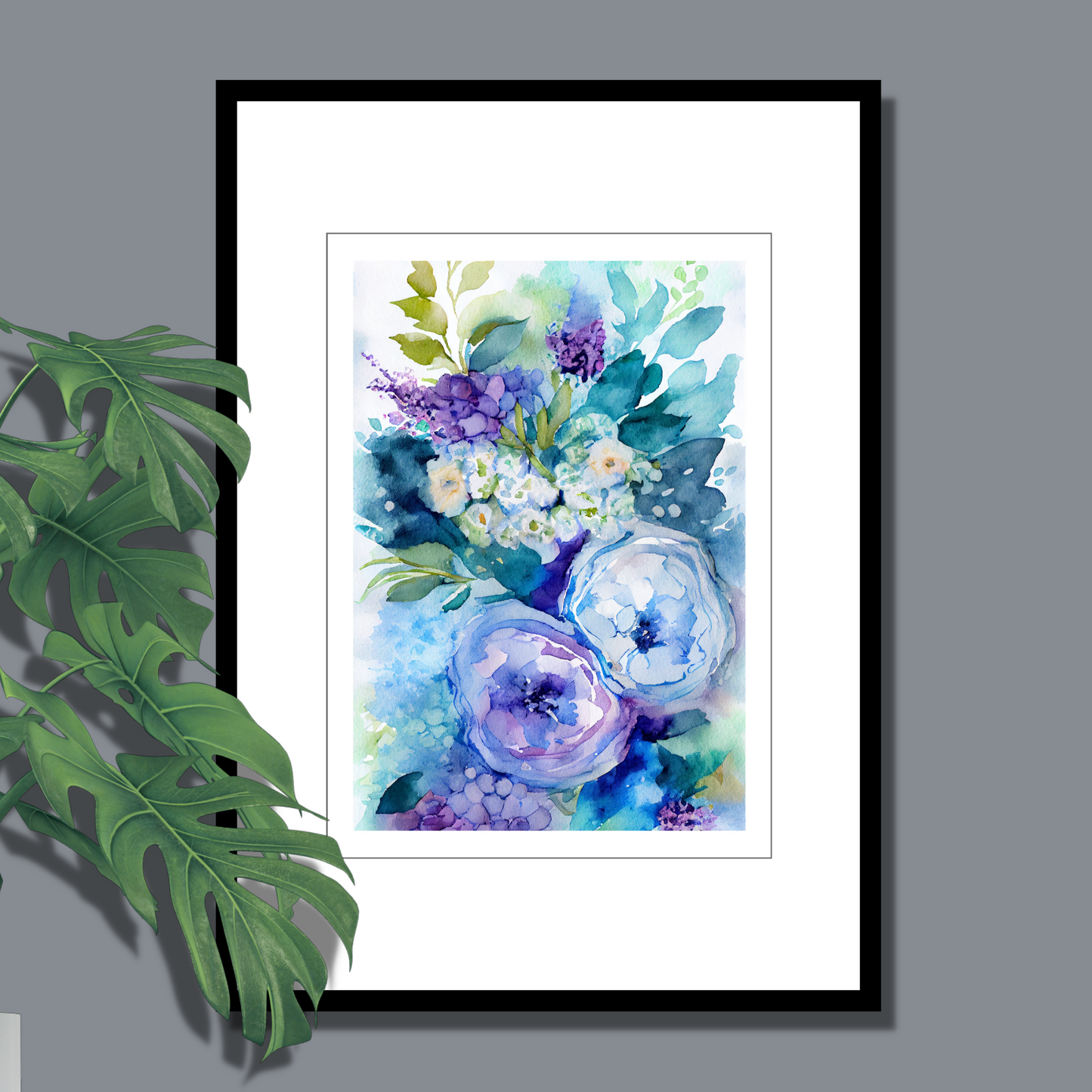 Blomstermotiv i vannfarger i nyanser grønn, beige, blå og lilla. Plakaten med ramme har en hvit dekorativ kant rundt. 