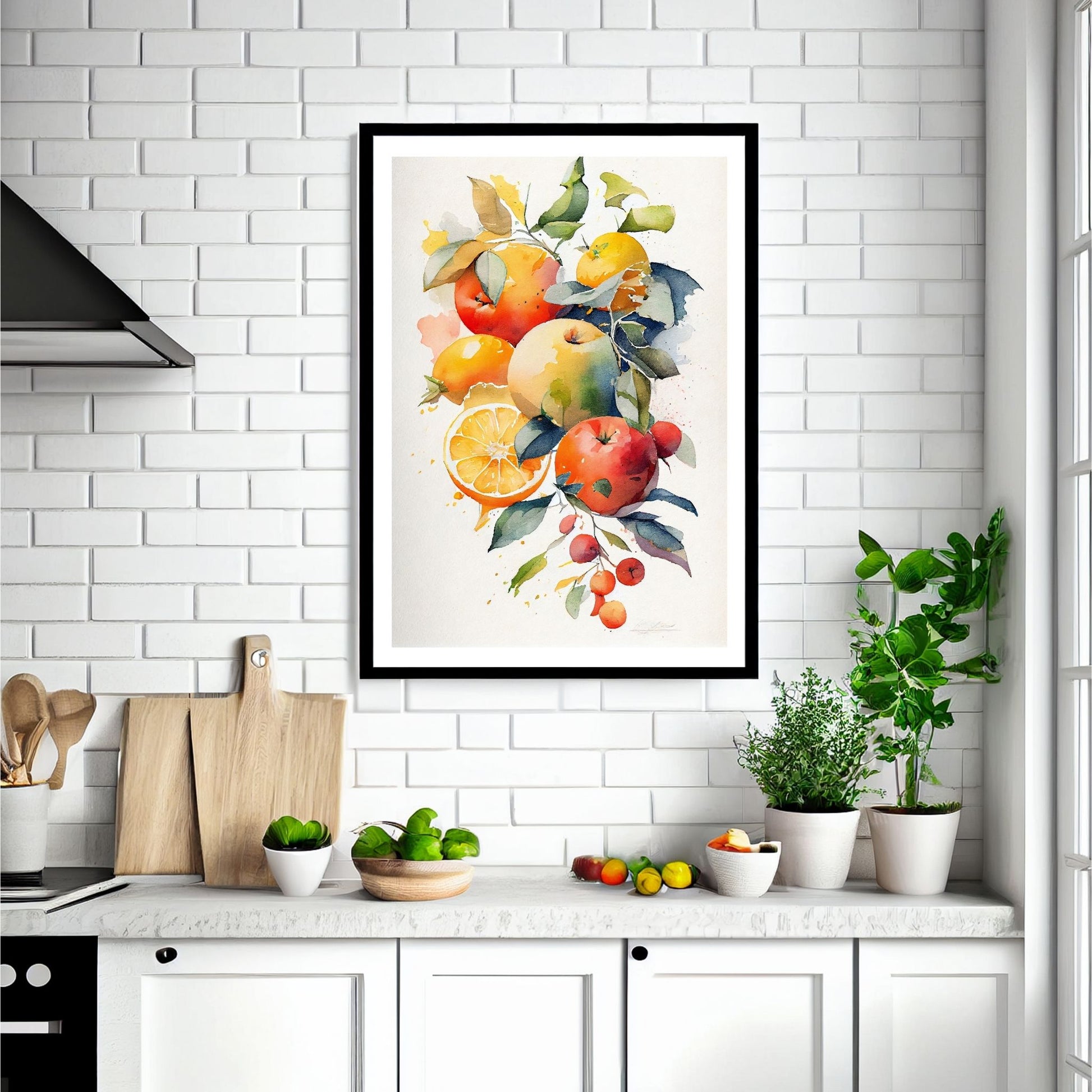 Grafisk akvarell med appelsin og gren med epler. Illustrasjonen viser plakat i sort ramme på en vegg over en kjøkkenbenk.
