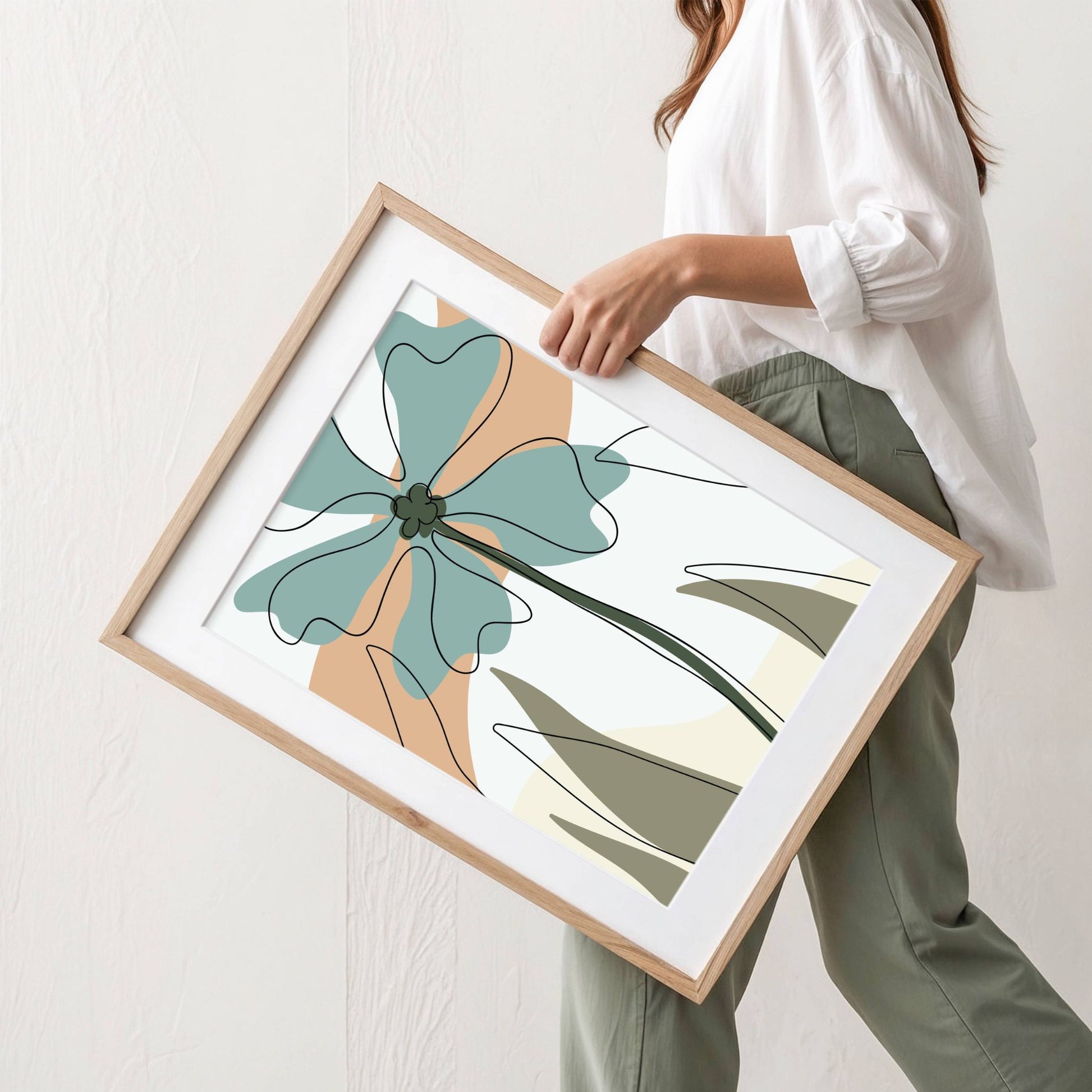 Funky Line Flora Collection er en moderne plakatserie som kombinerer botaniske elementer med abstrakt line art og harmoniske jordtoner. Illustrasjonen viser plakat No1 med passepartout i eik ramme.