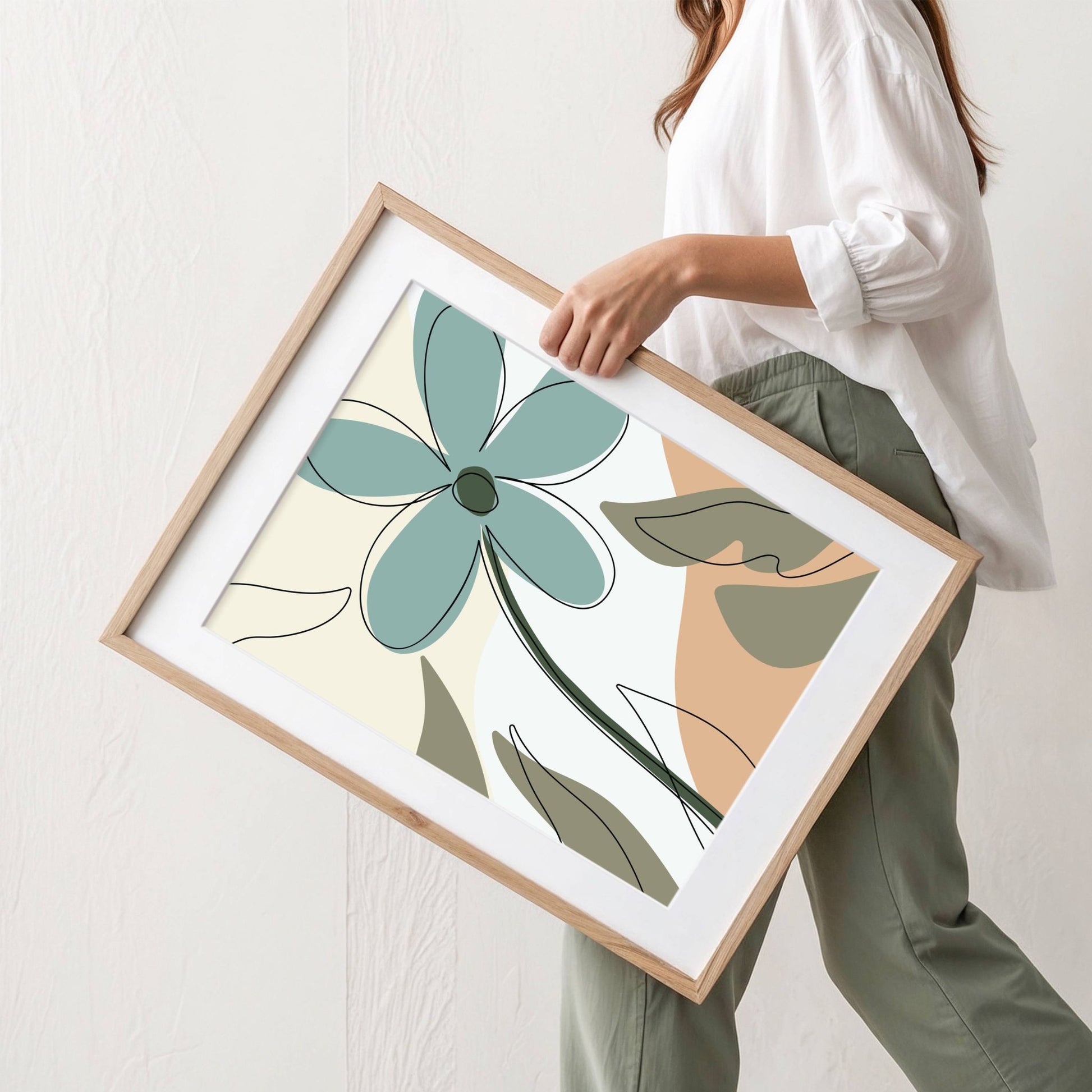 Funky Line Flora Collection er en moderne plakatserie som kombinerer botaniske elementer med abstrakt line art og harmoniske jordtoner. Illustrasjonen viser plakat No2 med passepartout i eik ramme.