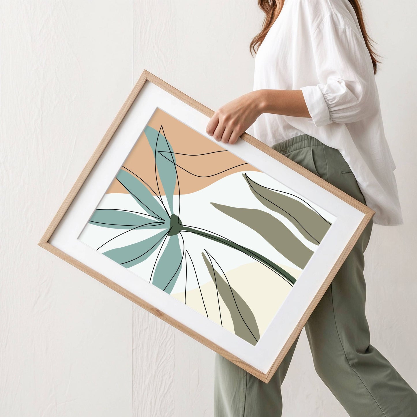 Funky Line Flora Collection er en moderne plakatserie som kombinerer botaniske elementer med abstrakt line art og harmoniske jordtoner. Illustrasjonen viser plakat No3 med passepartout i eik ramme.