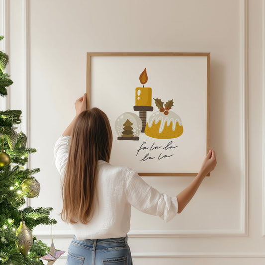 Et stemningsfullt julemotiv med teksten Fa La La La La – her forenes duft av kake, levende lys og vintermagi. Illustrasjon viser plakat i eik ramme.
