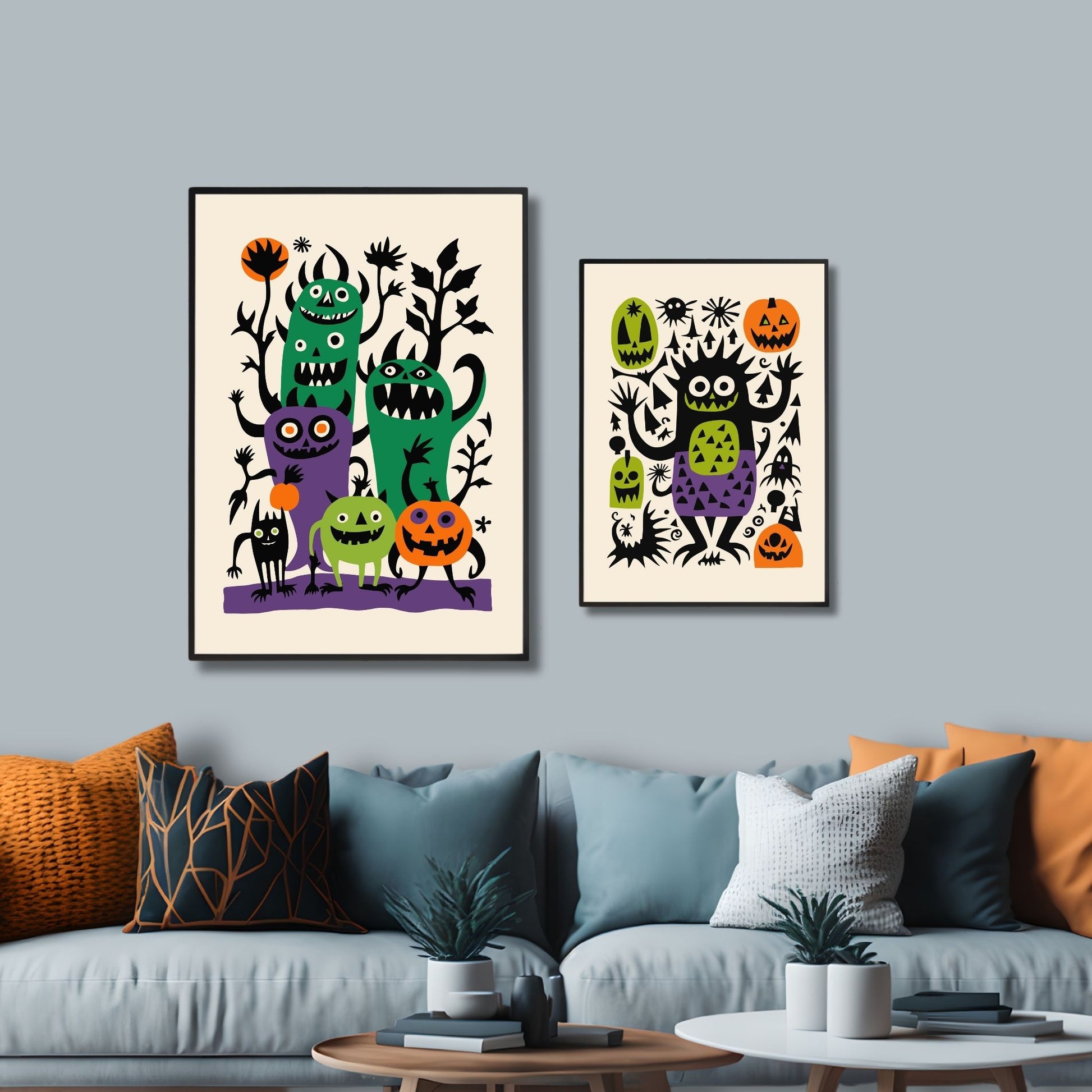 Halloween Monsterplakaten fylt med morsomme og fargerike monstre i lilla, grønt, svart og oransje, alle med skremmende smil og skumle uttrykk. Illusatrasjonsfoto viser plakat i sort ramme.